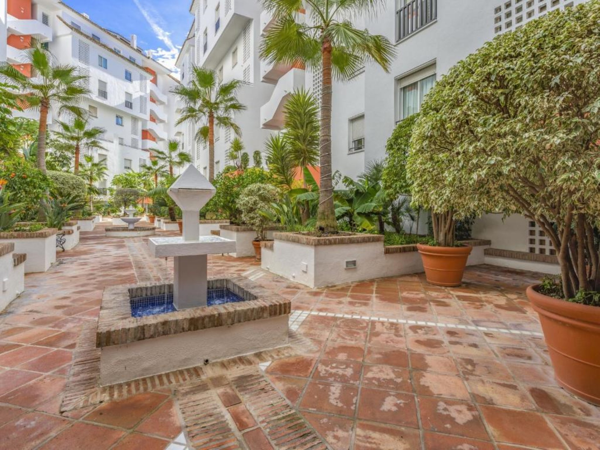 Beachside 2 bedroom apartment in Medina Gardens, Puerto Banús