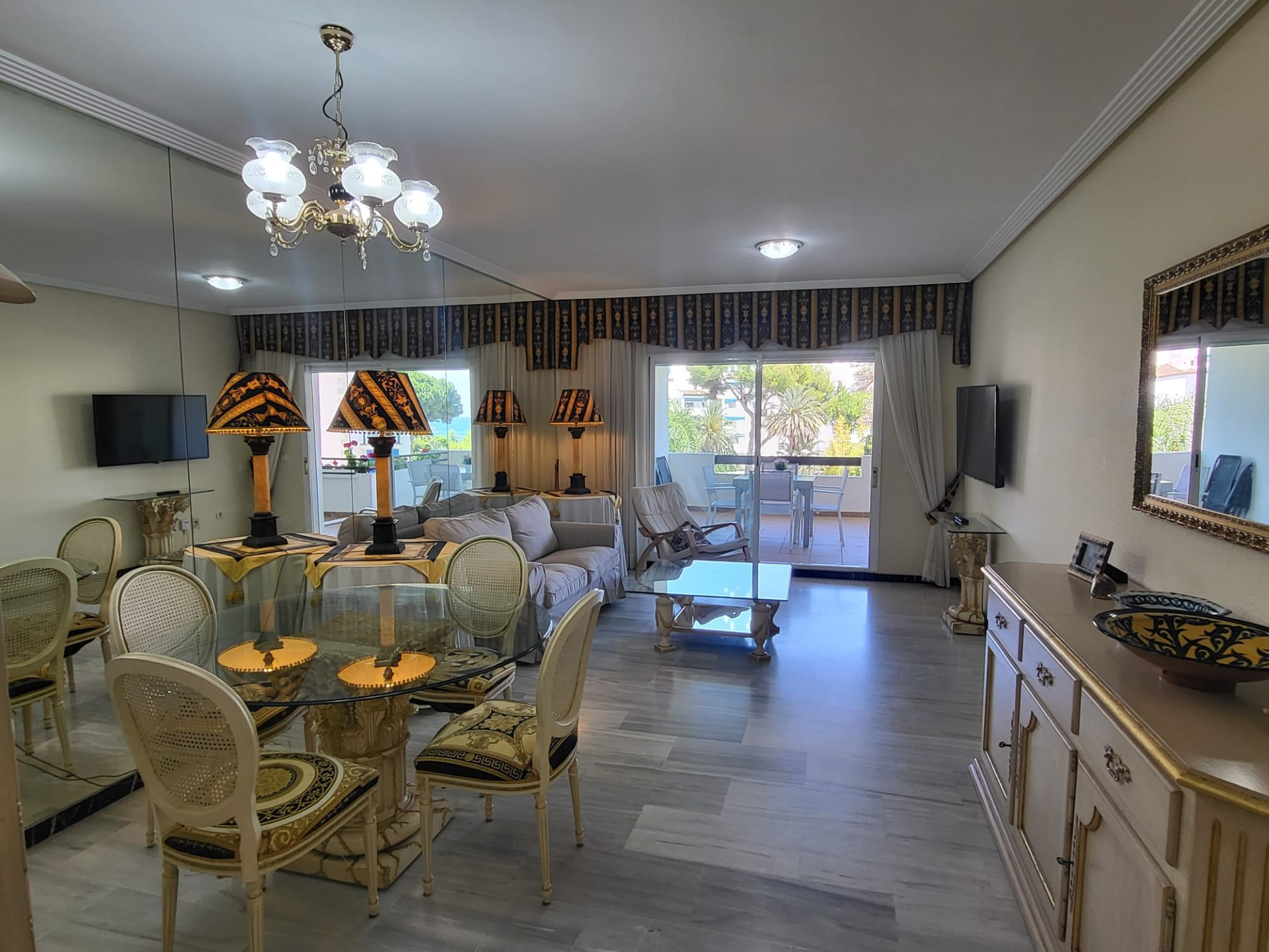 Beachside 2 bedroom apartment in Medina Gardens, Puerto Banús