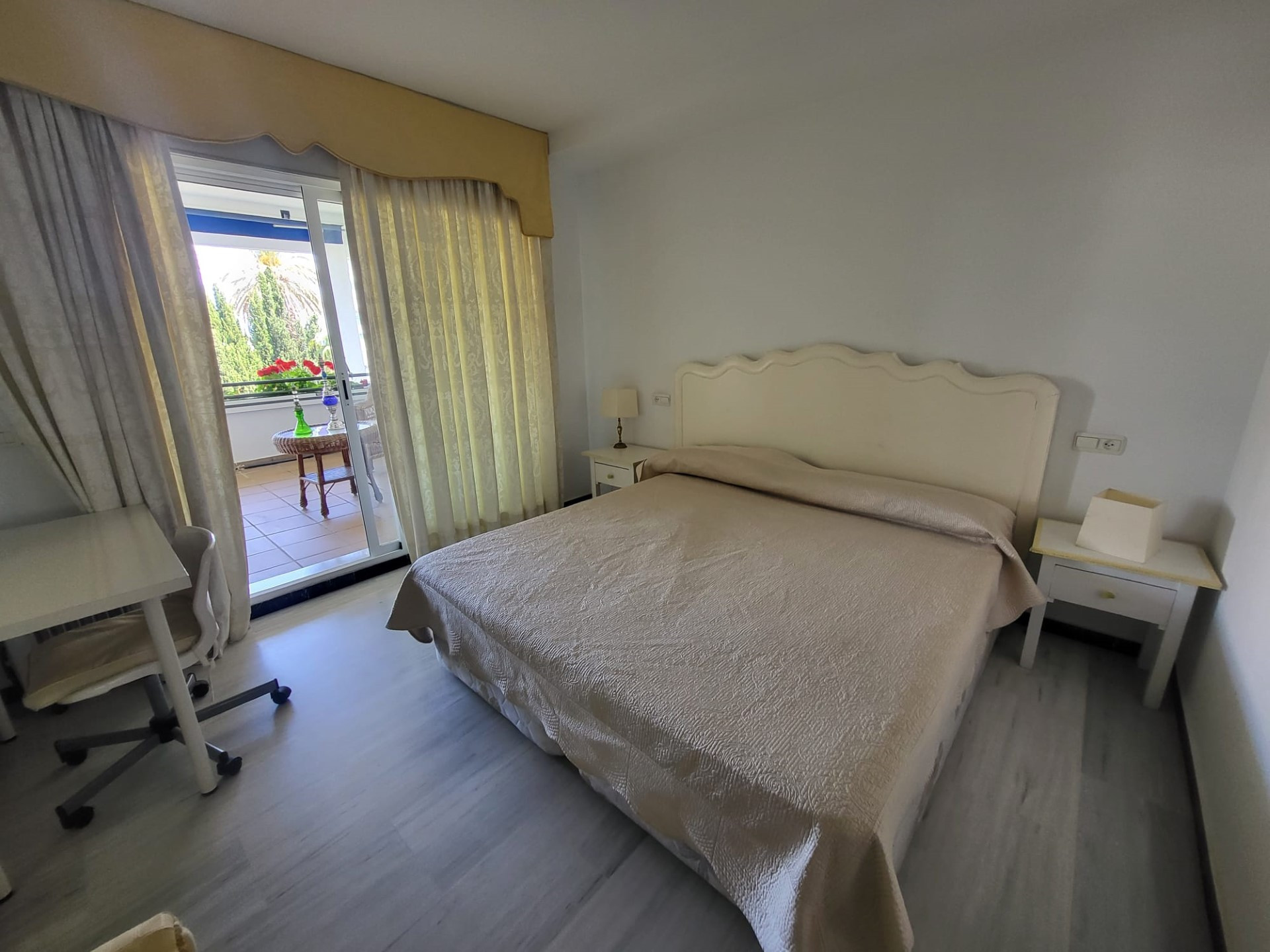 Beachside 2 bedroom apartment in Medina Gardens, Puerto Banús