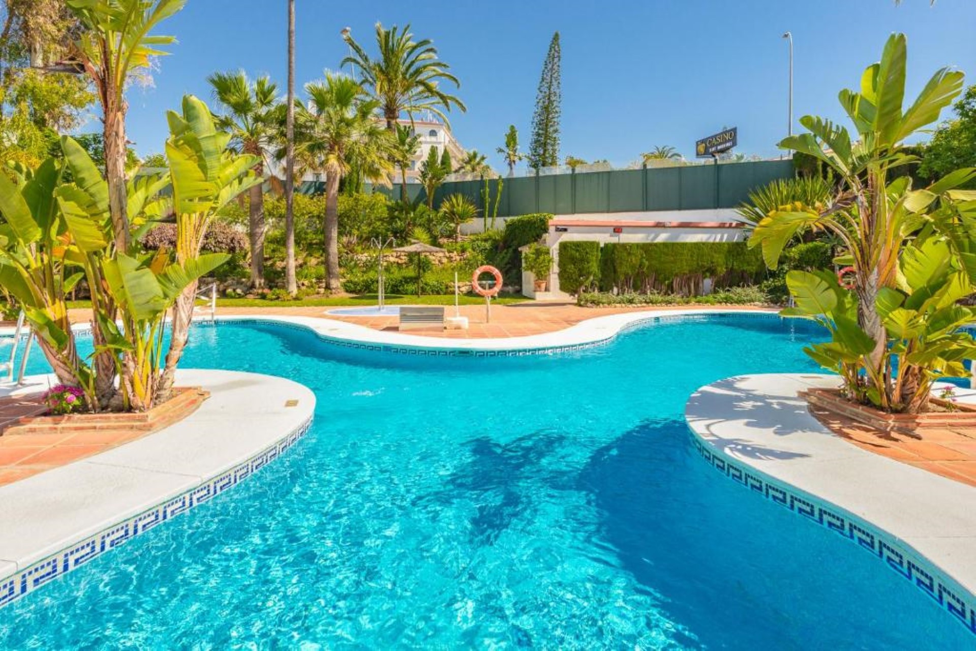 Beachside 2 bedroom apartment in Medina Gardens, Puerto Banús