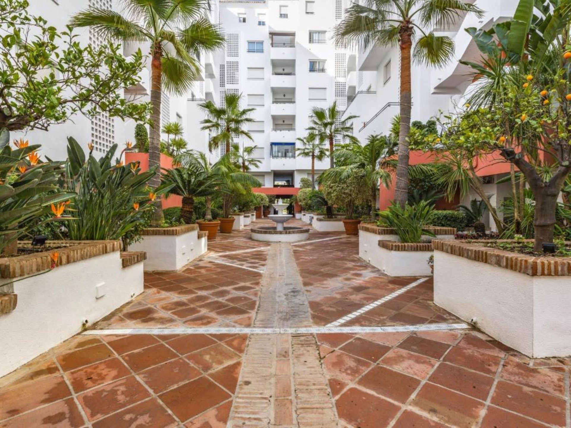Beachside 2 bedroom apartment in Medina Gardens, Puerto Banús