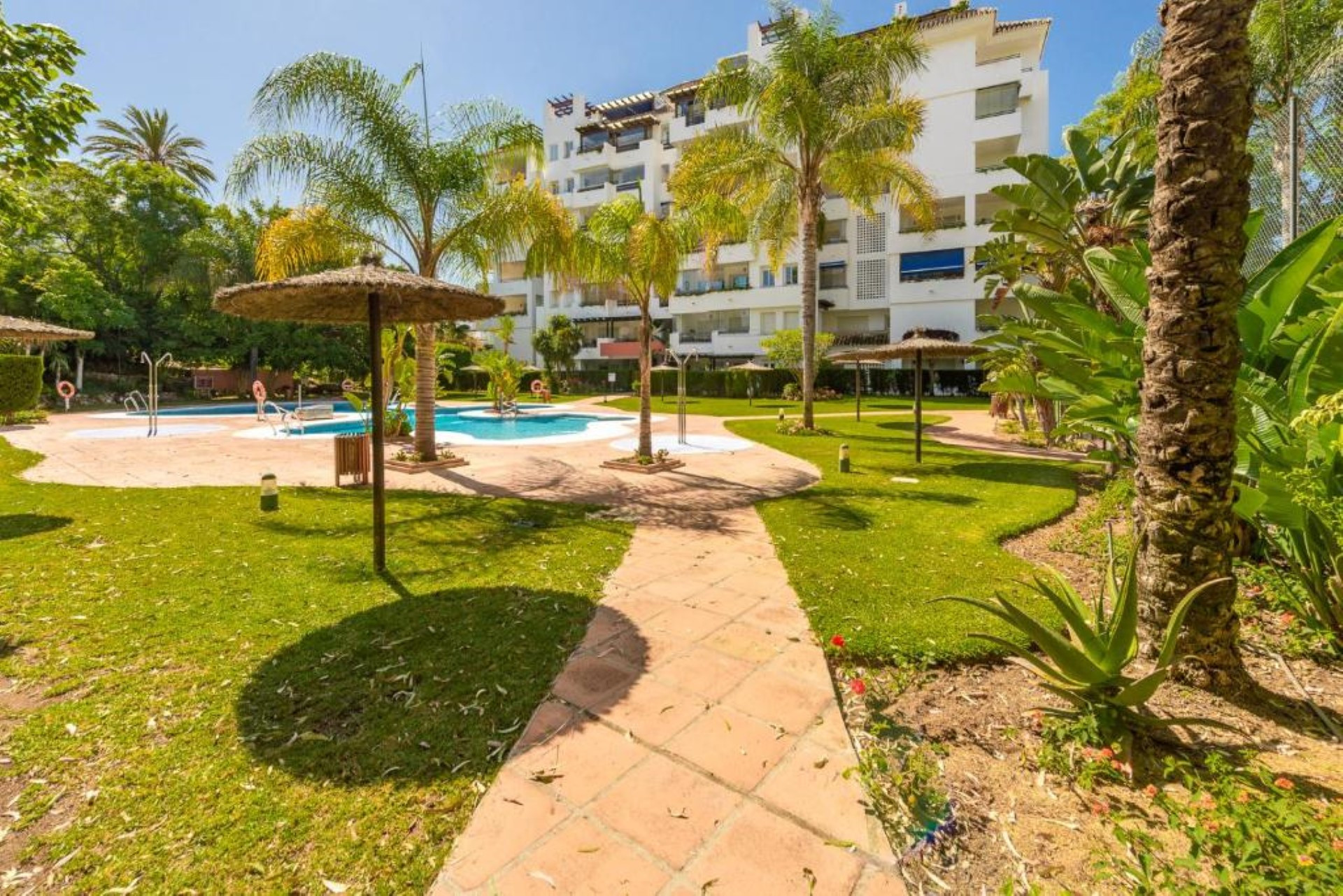 Beachside 2 bedroom apartment in Medina Gardens, Puerto Banús