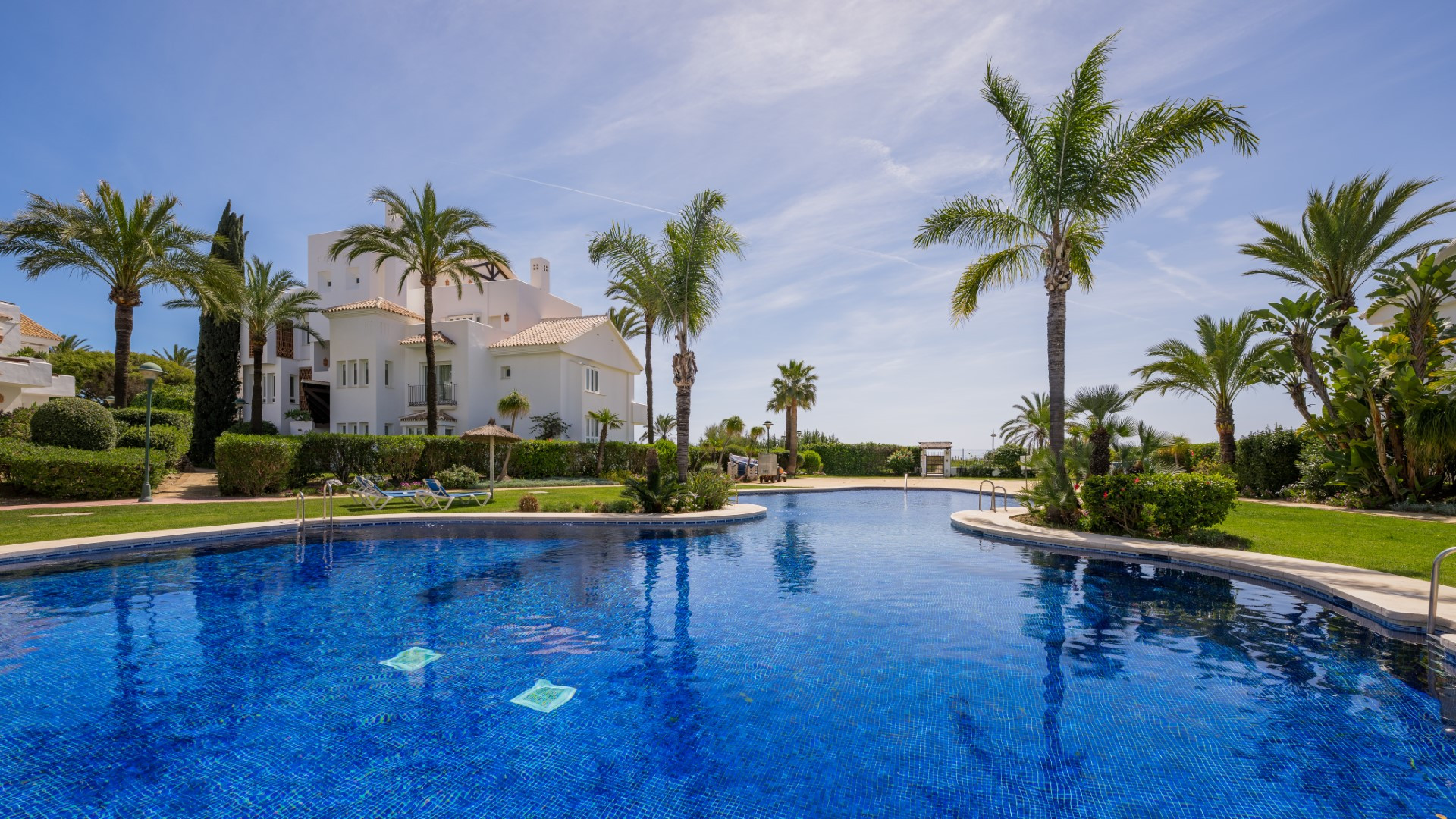 Elegant coastal living apartment in Los Monteros Palm Beach