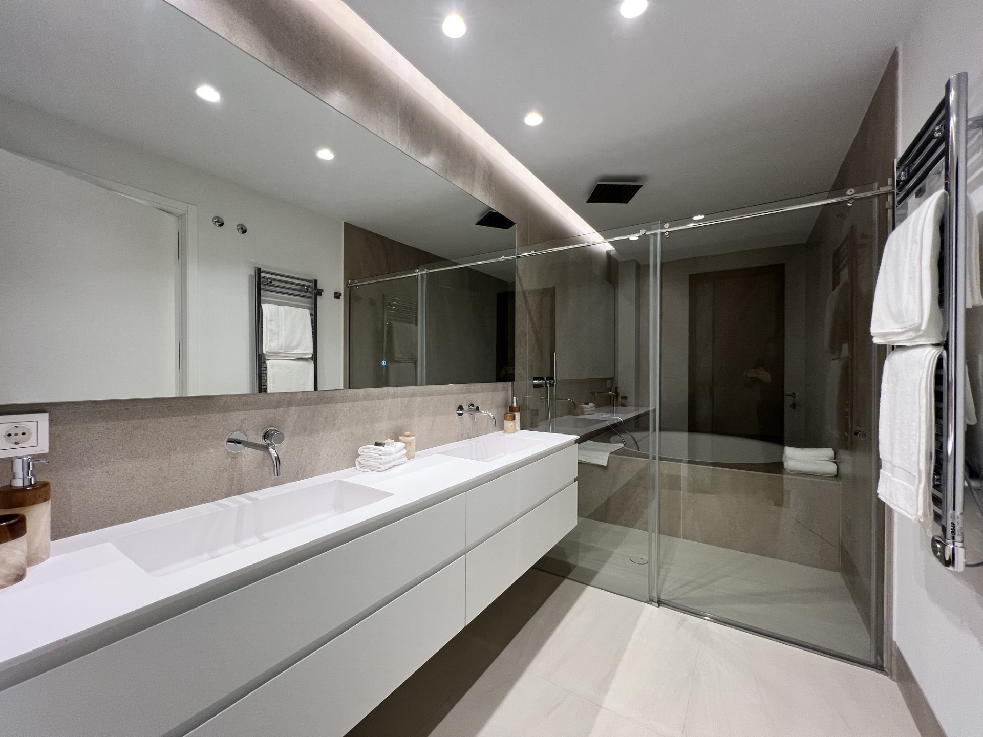 Luxurious beachfront apartment in Estepona West