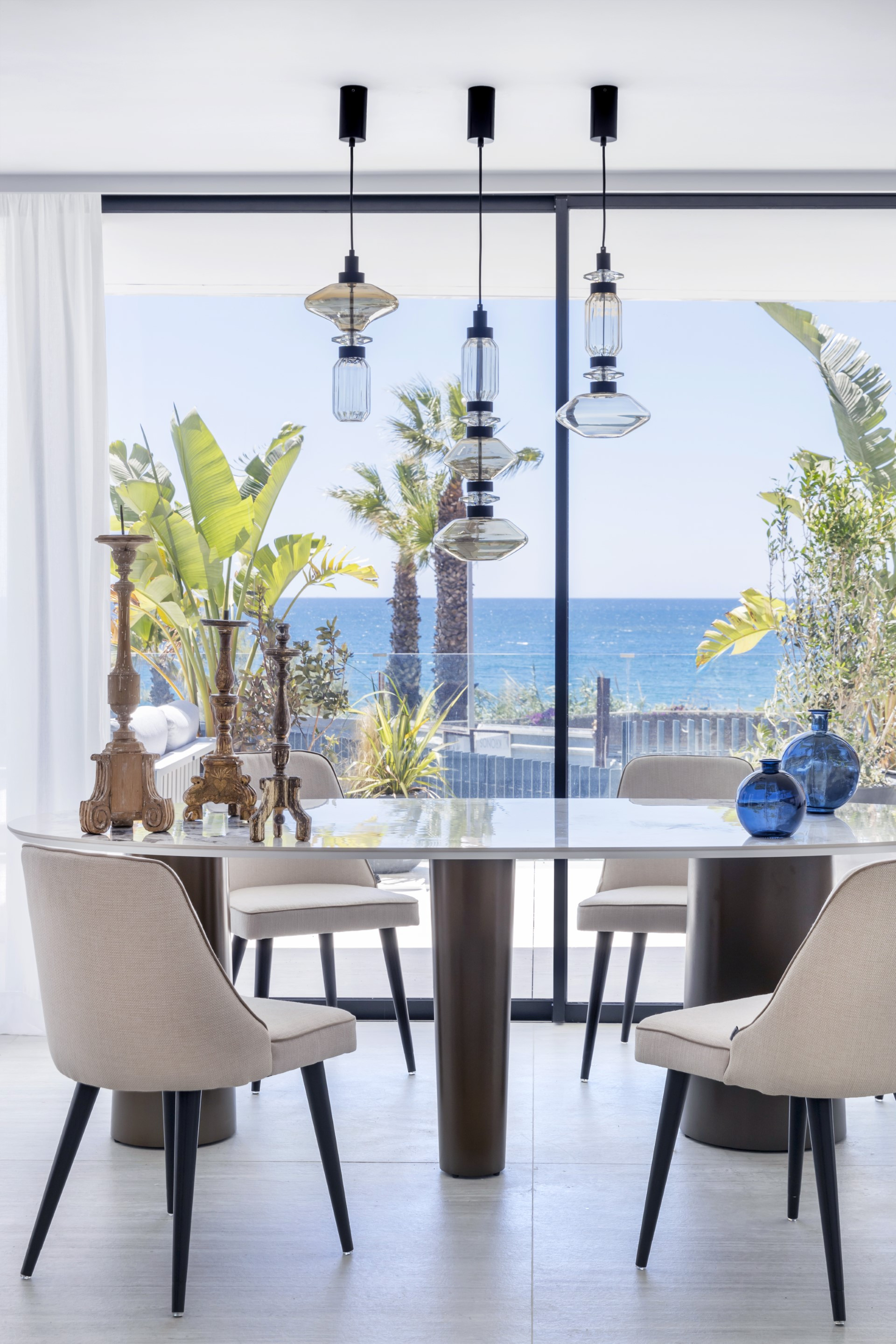 Luxurious beachfront apartment in Estepona West