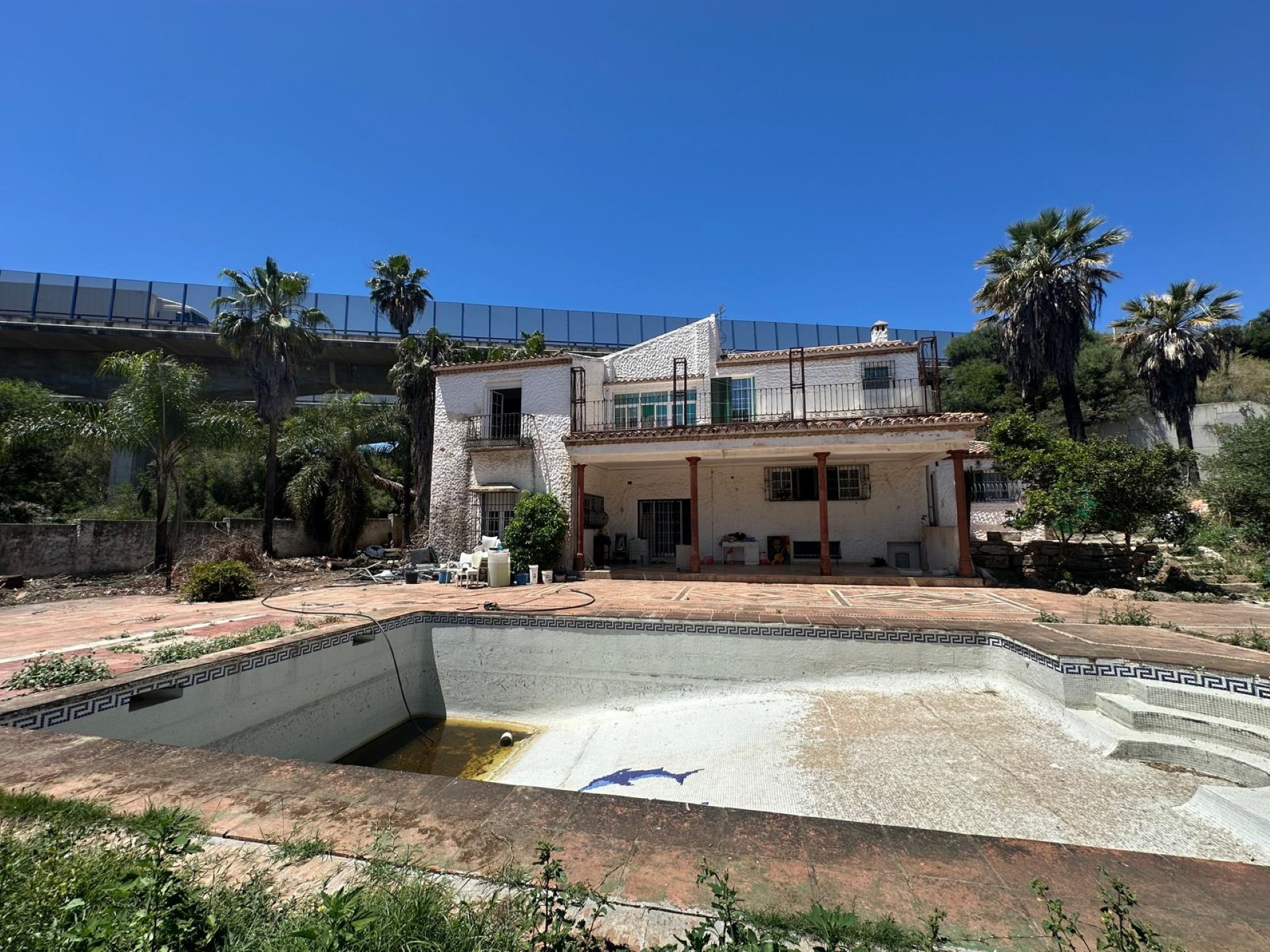 Ideal Renovation Opportunity: Spacious 7 bedroom Villa in El Colorado, Nueva Andalucia