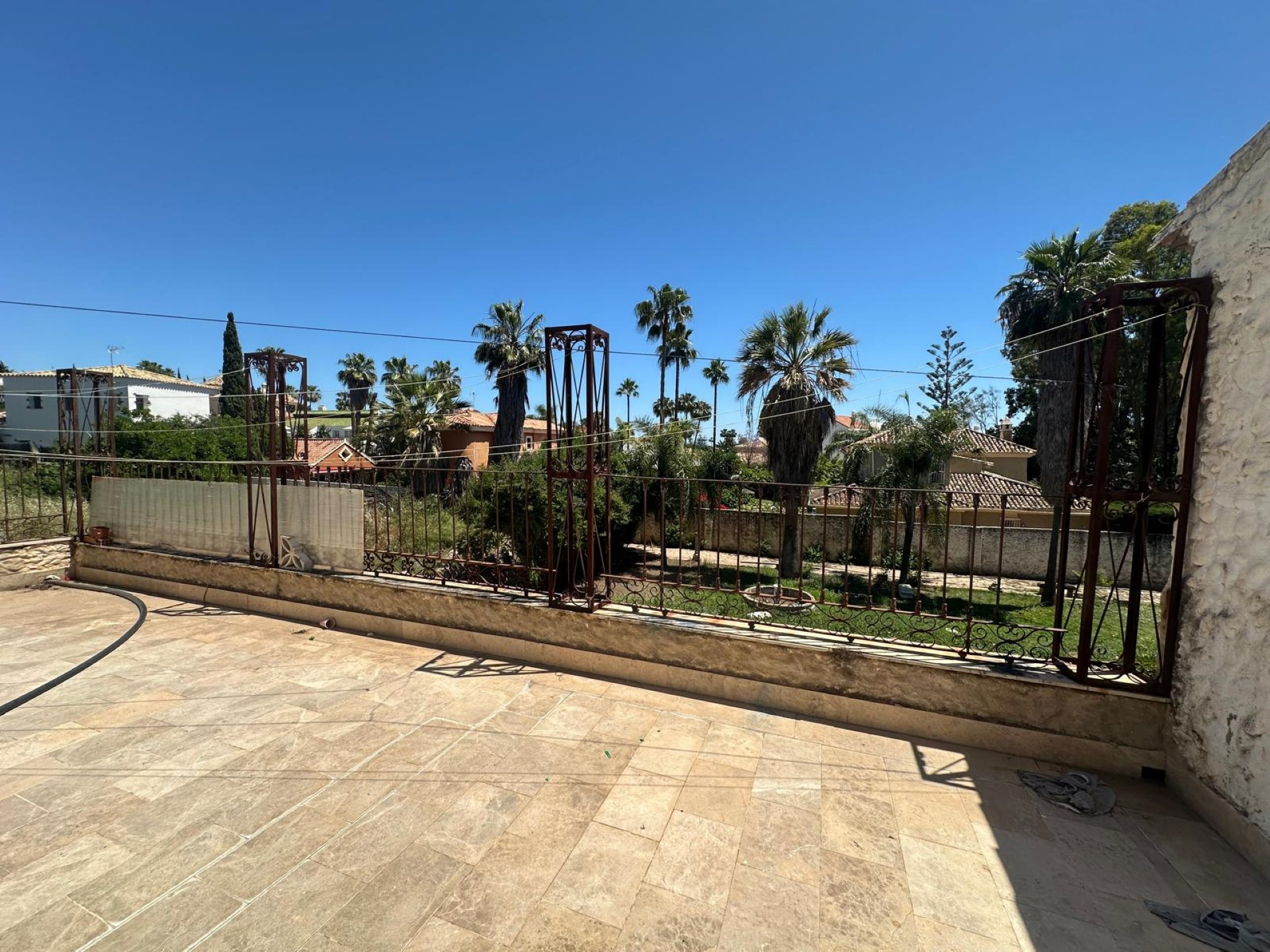 Ideal Renovation Opportunity: Spacious 7 bedroom Villa in El Colorado, Nueva Andalucia