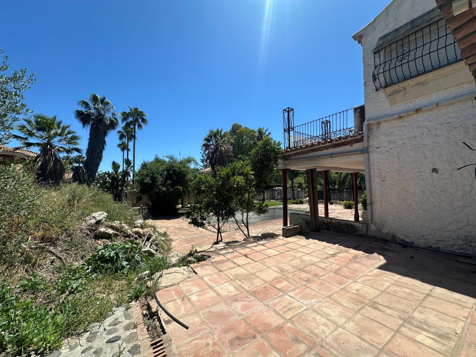 Ideal Renovation Opportunity: Spacious 7 bedroom Villa in El Colorado, Nueva Andalucia