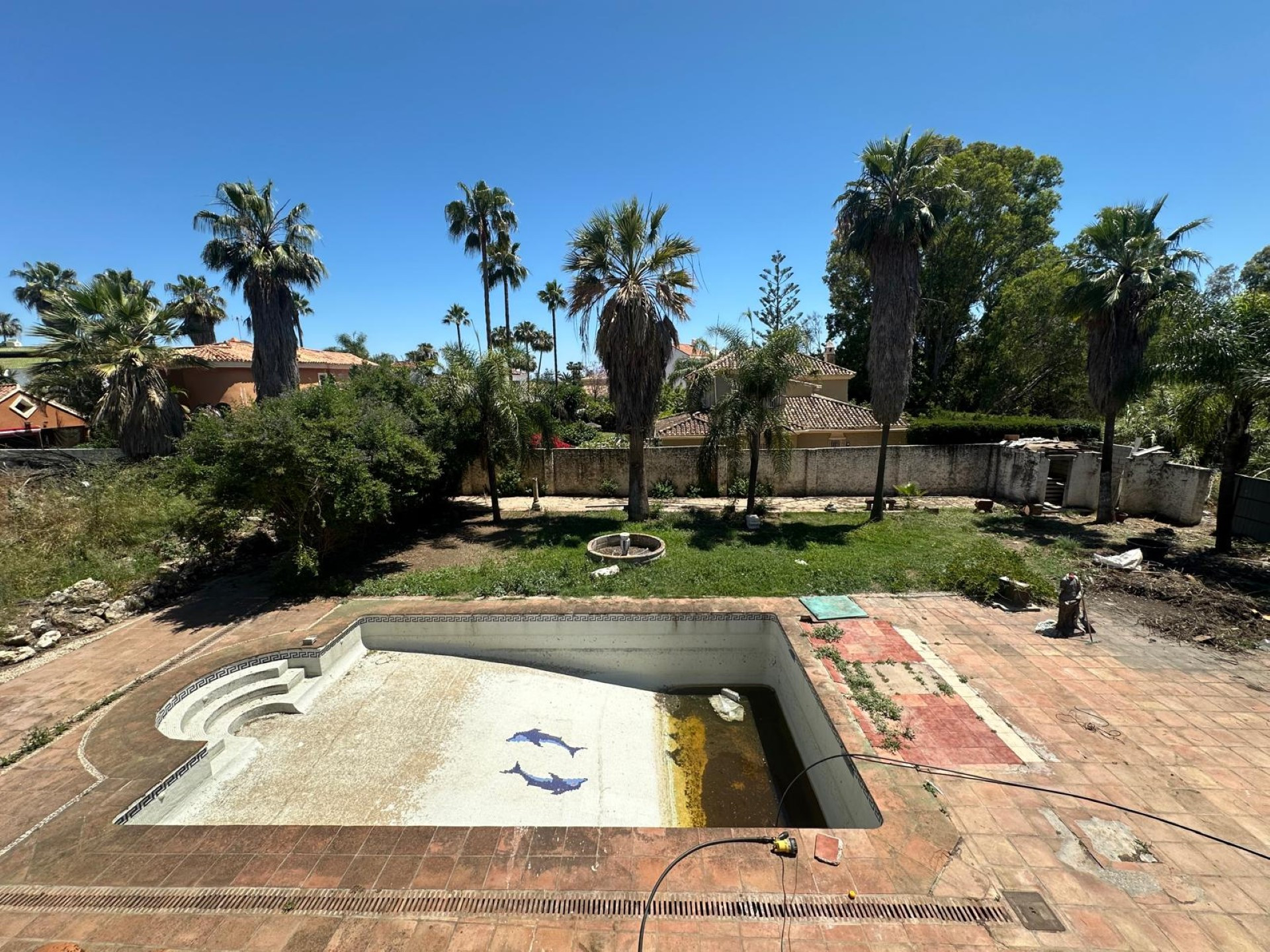 Ideal Renovation Opportunity: Spacious 7 bedroom Villa in El Colorado, Nueva Andalucia