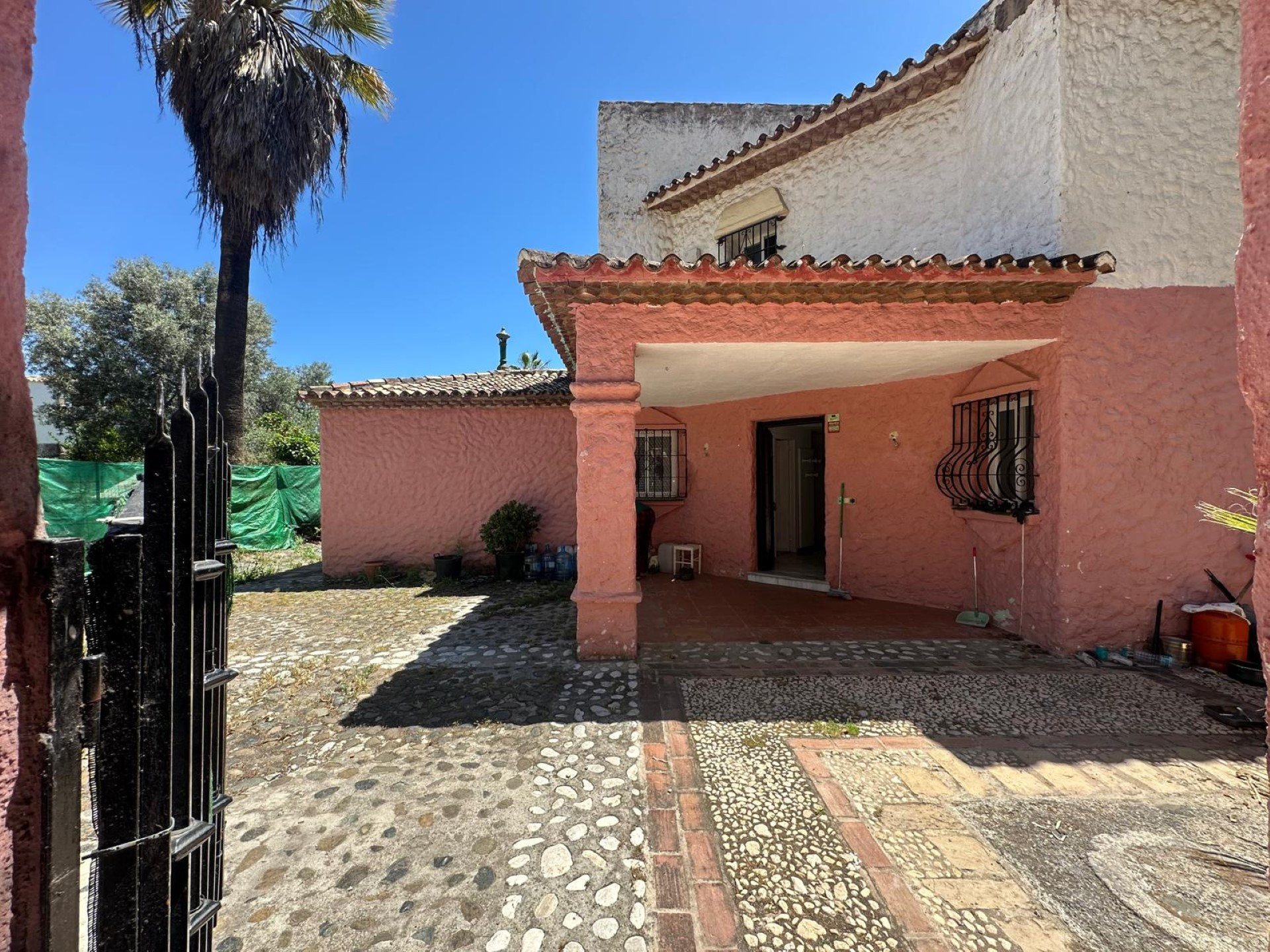 Ideal Renovation Opportunity: Spacious 7 bedroom Villa in El Colorado, Nueva Andalucia
