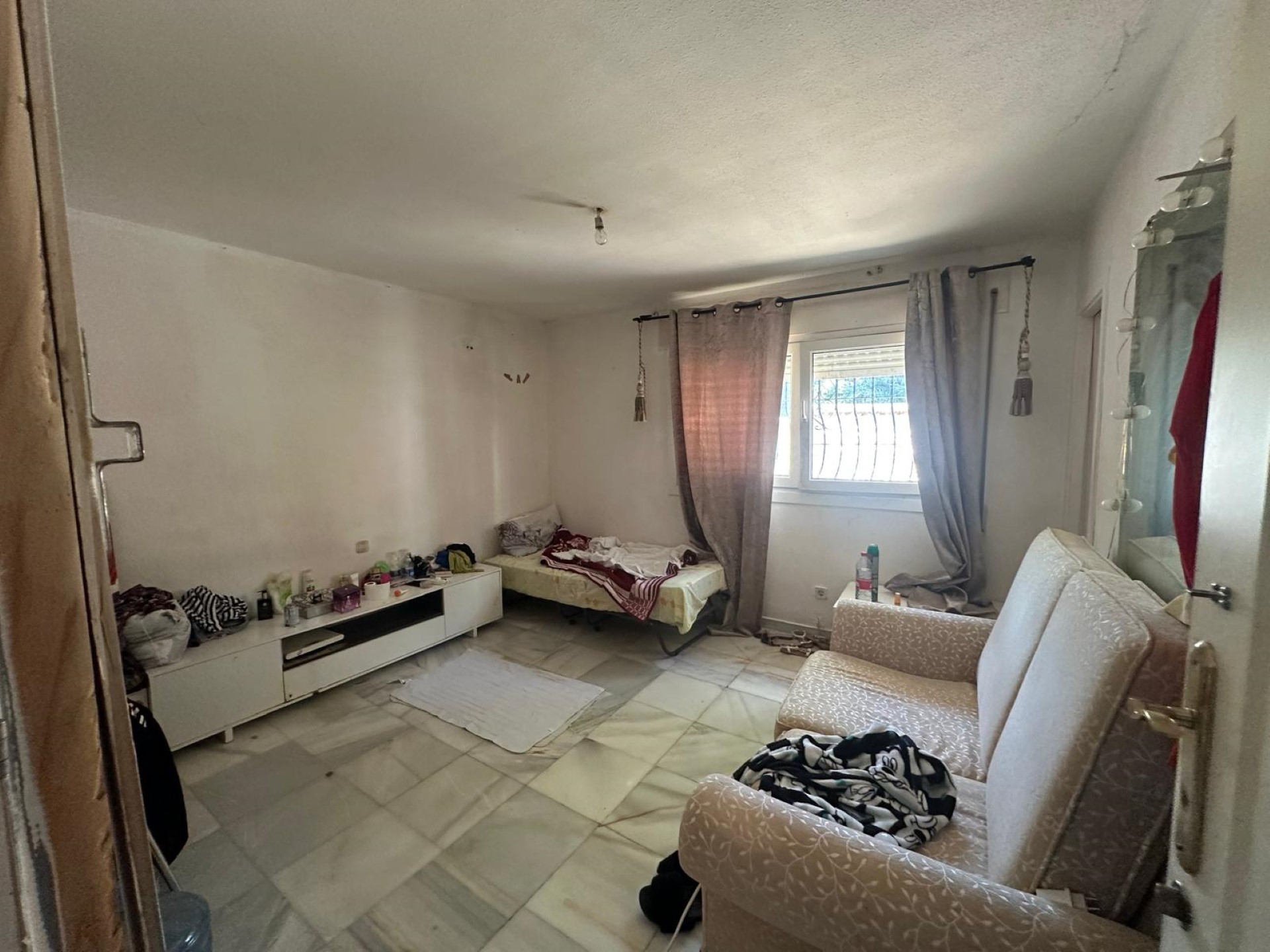 Ideal Renovation Opportunity: Spacious 7 bedroom Villa in El Colorado, Nueva Andalucia