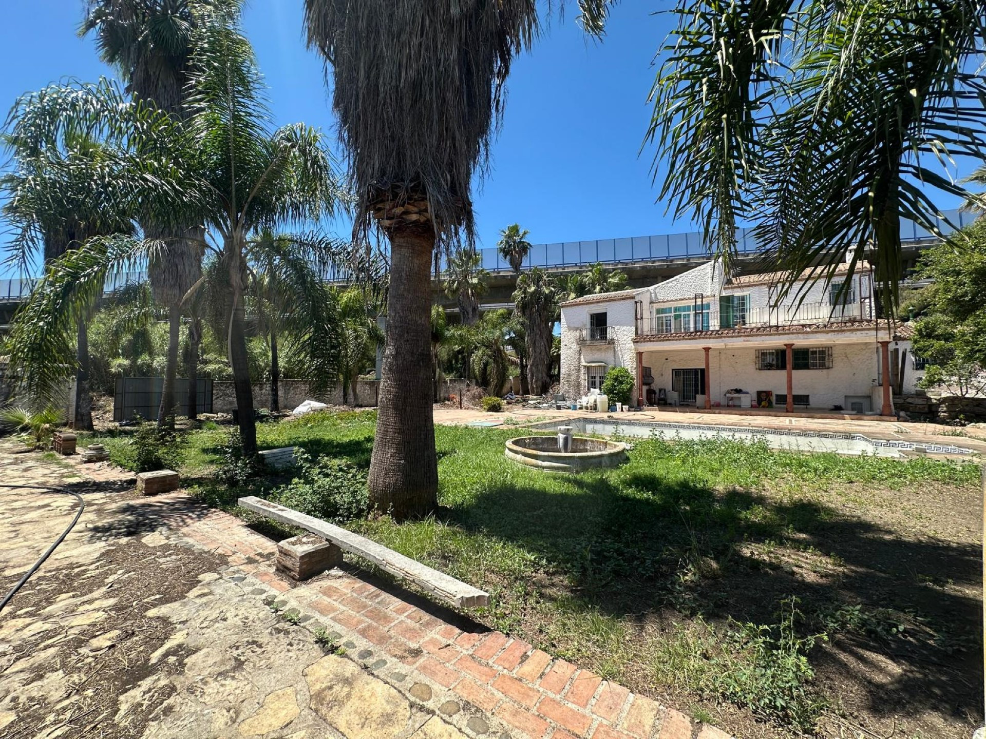 Ideal Renovation Opportunity: Spacious 7 bedroom Villa in El Colorado, Nueva Andalucia