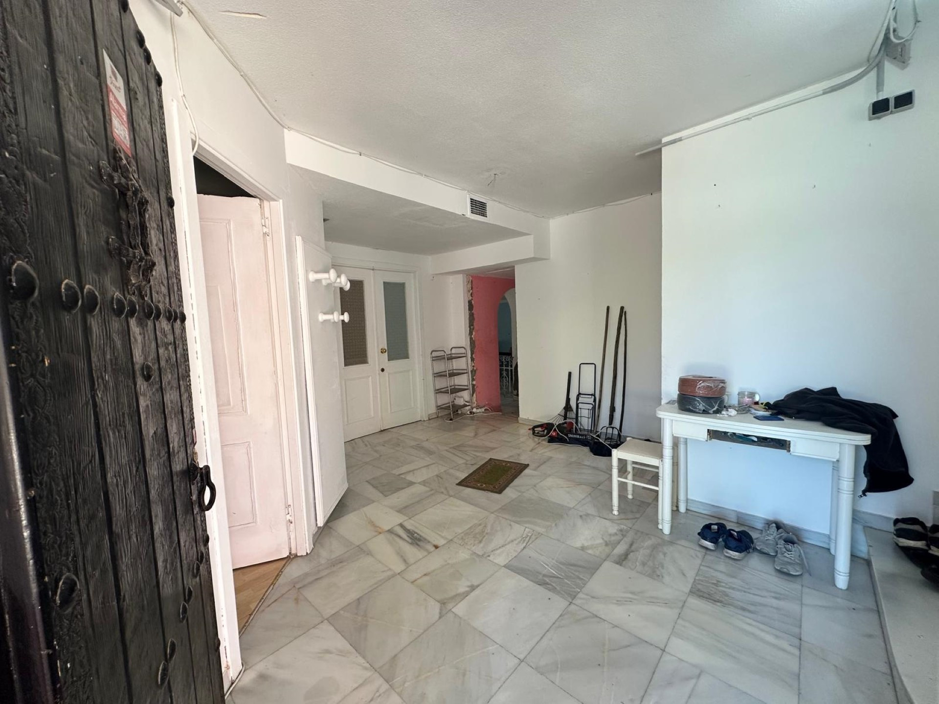 Ideal Renovation Opportunity: Spacious 7 bedroom Villa in El Colorado, Nueva Andalucia