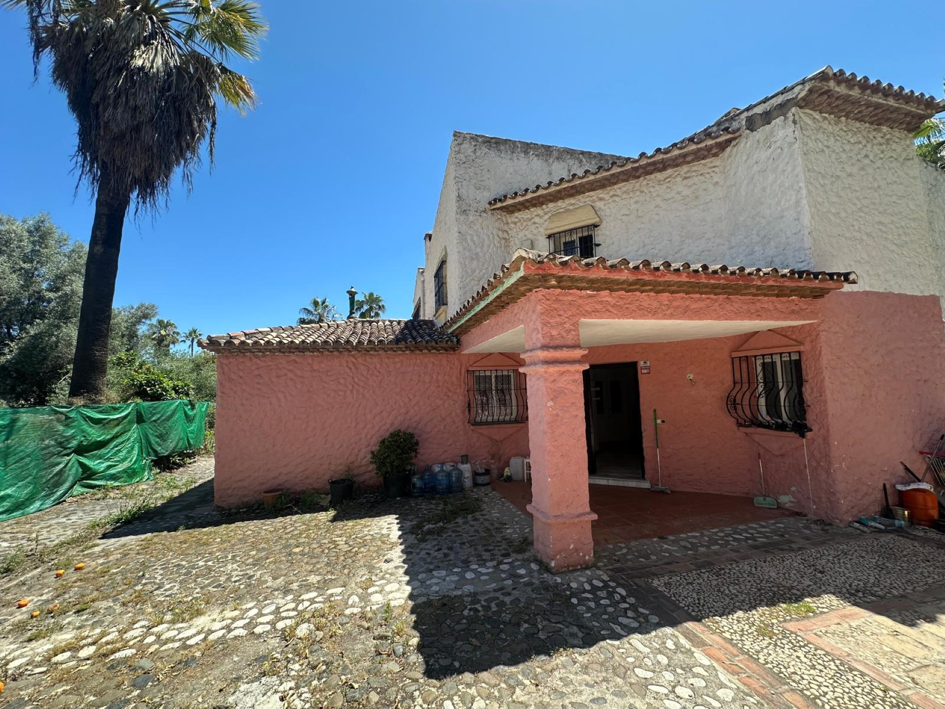 Ideal Renovation Opportunity: Spacious 7 bedroom Villa in El Colorado, Nueva Andalucia