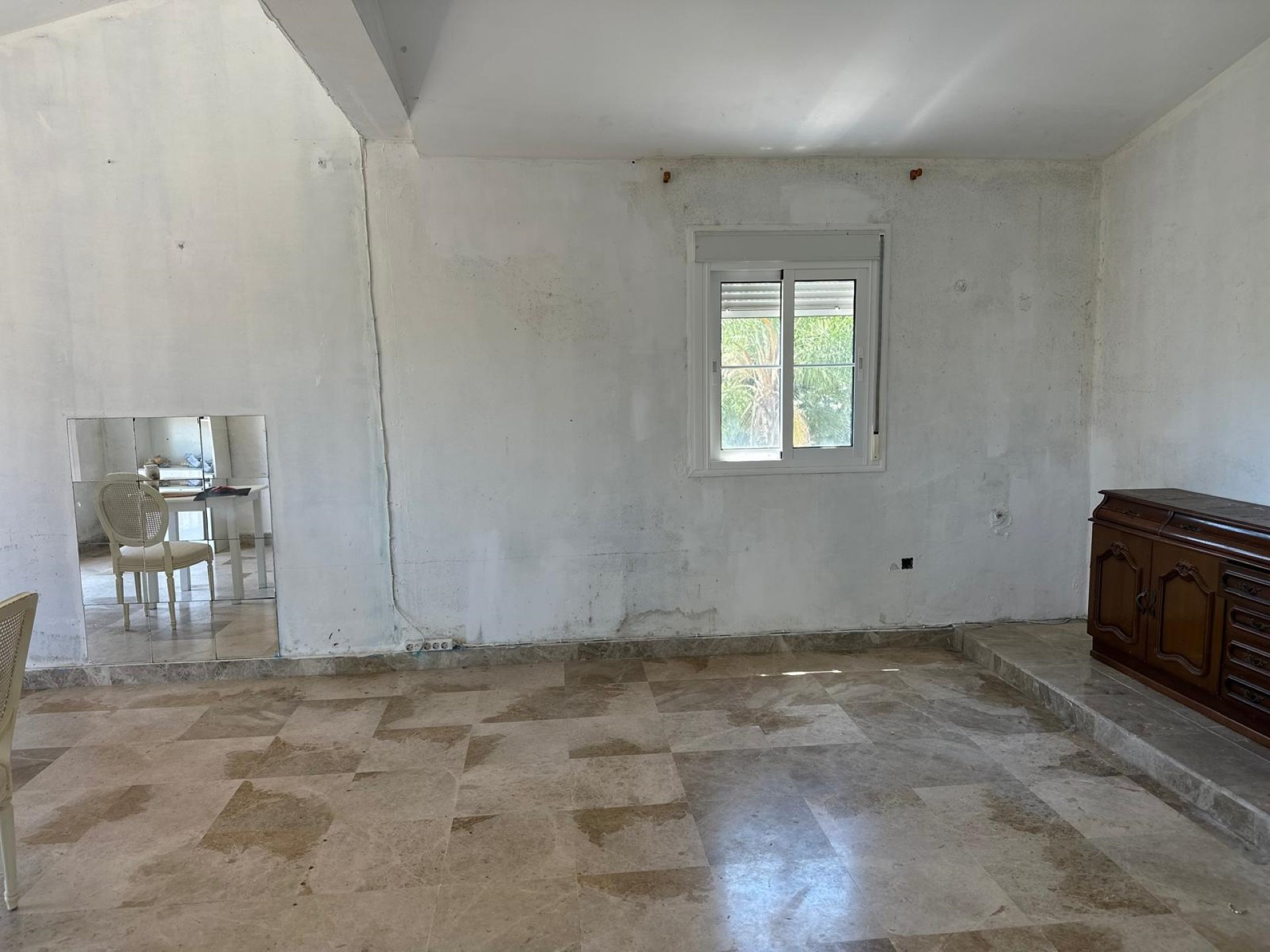 Ideal Renovation Opportunity: Spacious 7 bedroom Villa in El Colorado, Nueva Andalucia