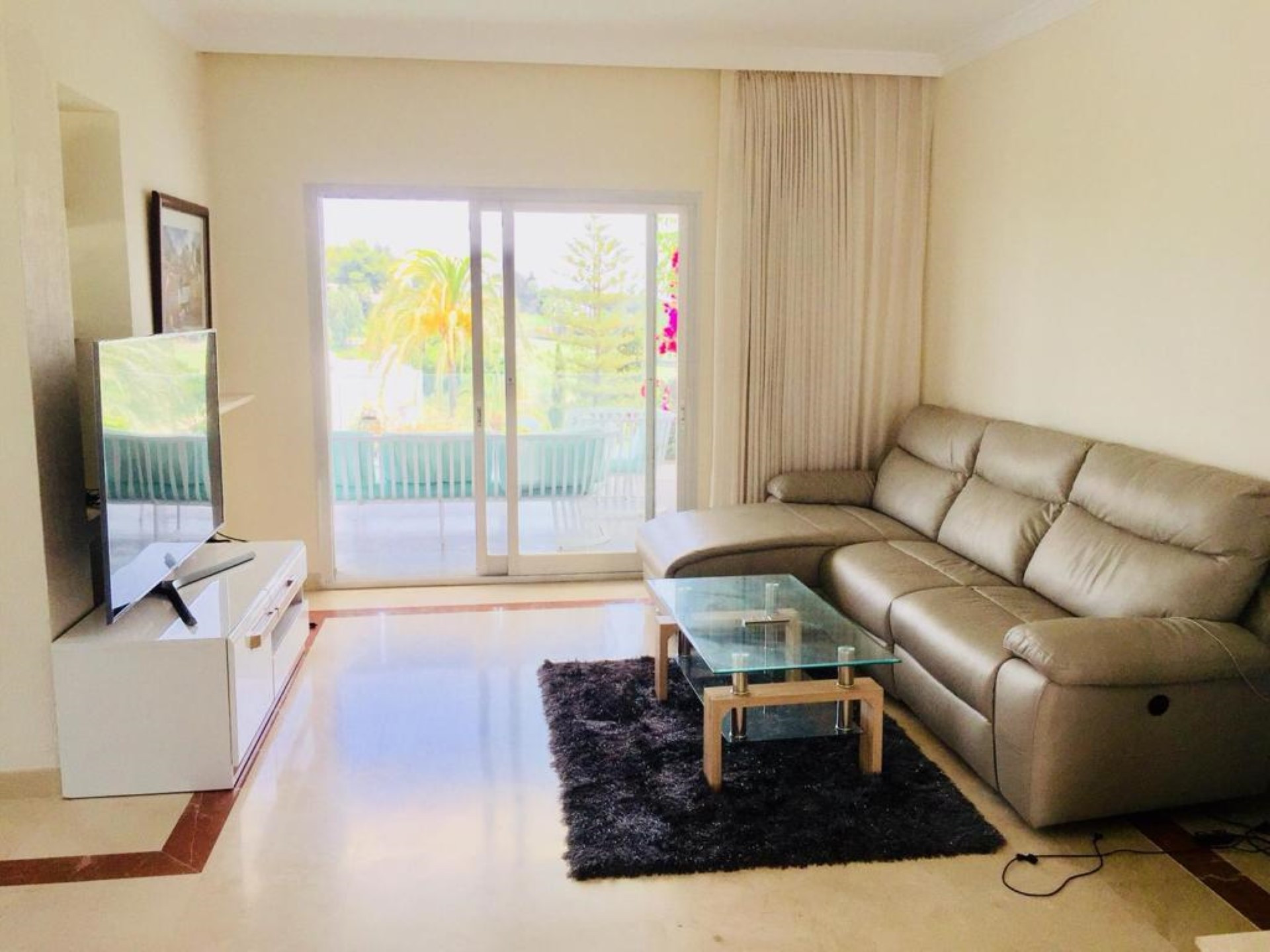 Elegante adosado de 4 dormitorios con espectaculares vistas al golf en Aloha, Nueva Andalucía