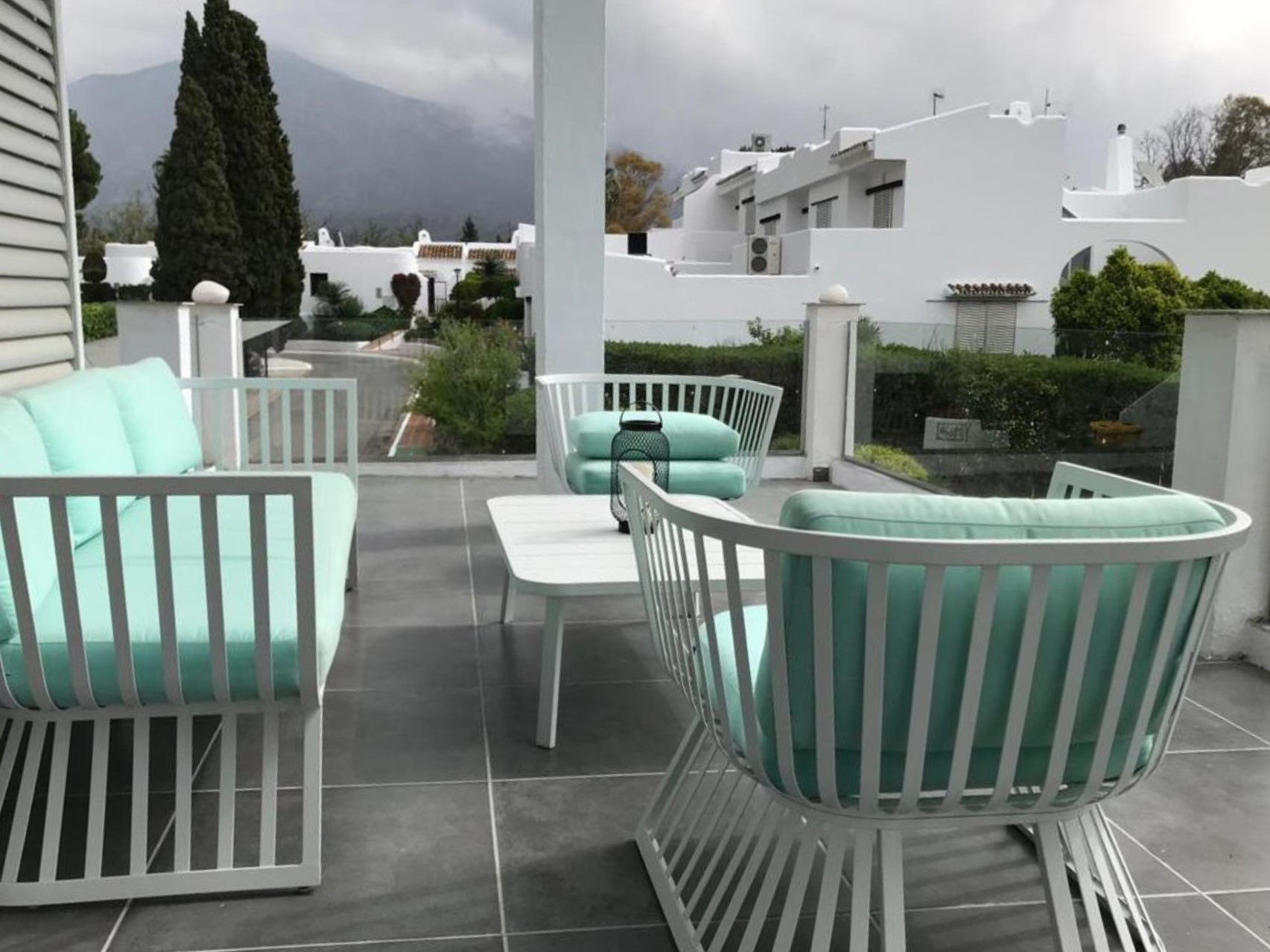 Elegante adosado de 4 dormitorios con espectaculares vistas al golf en Aloha, Nueva Andalucía