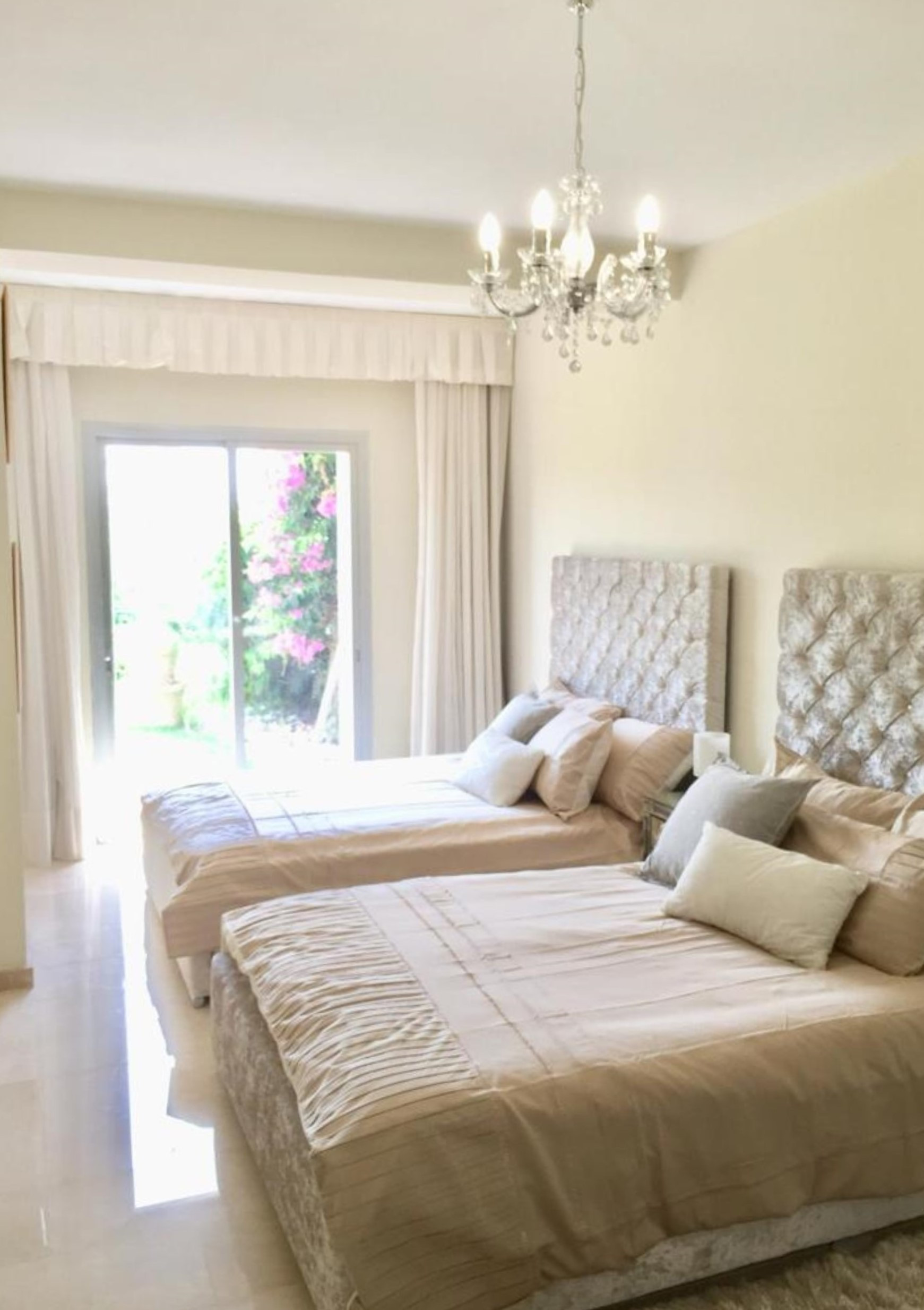 Elegante adosado de 4 dormitorios con espectaculares vistas al golf en Aloha, Nueva Andalucía