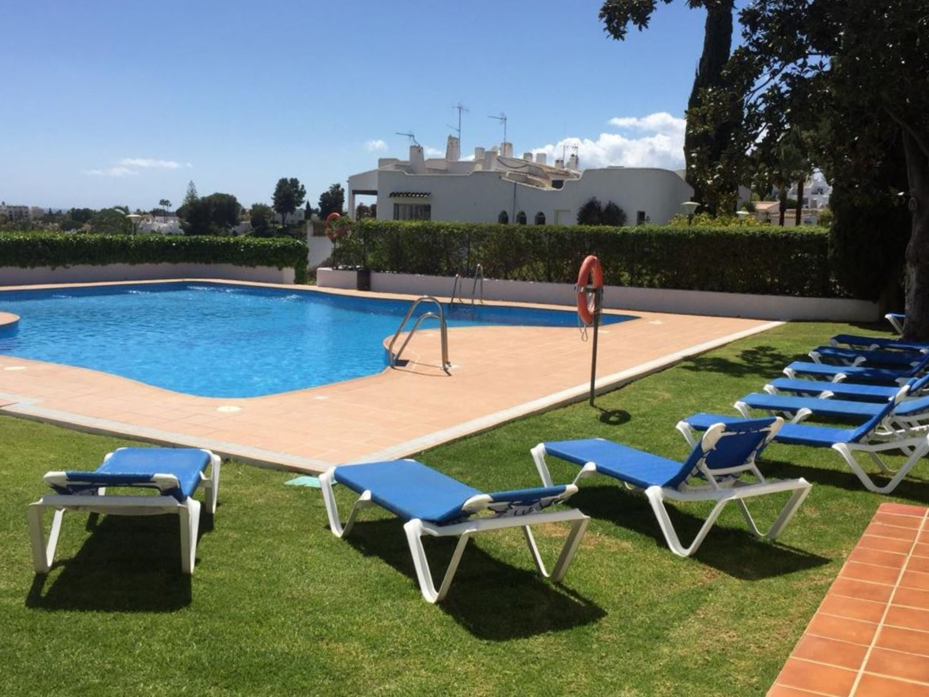 Elegante adosado de 4 dormitorios con espectaculares vistas al golf en Aloha, Nueva Andalucía