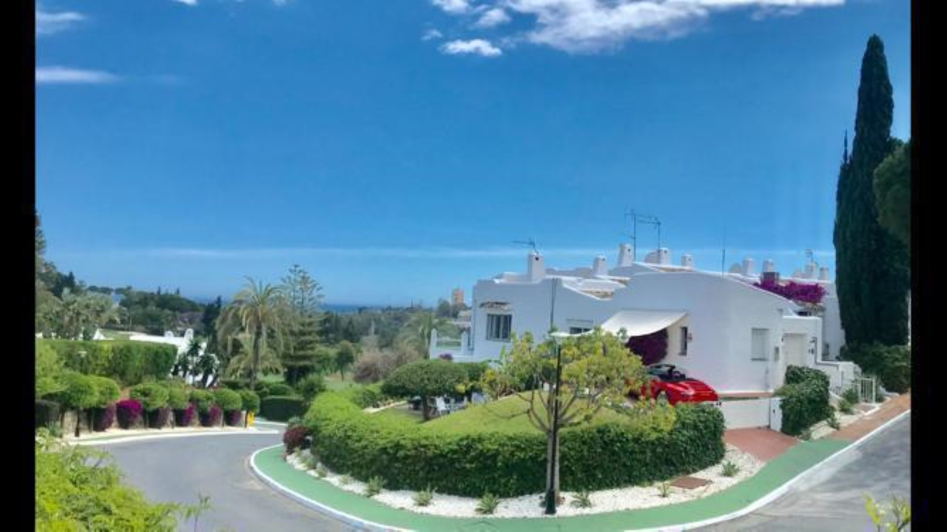 Elegante adosado de 4 dormitorios con espectaculares vistas al golf en Aloha, Nueva Andalucía