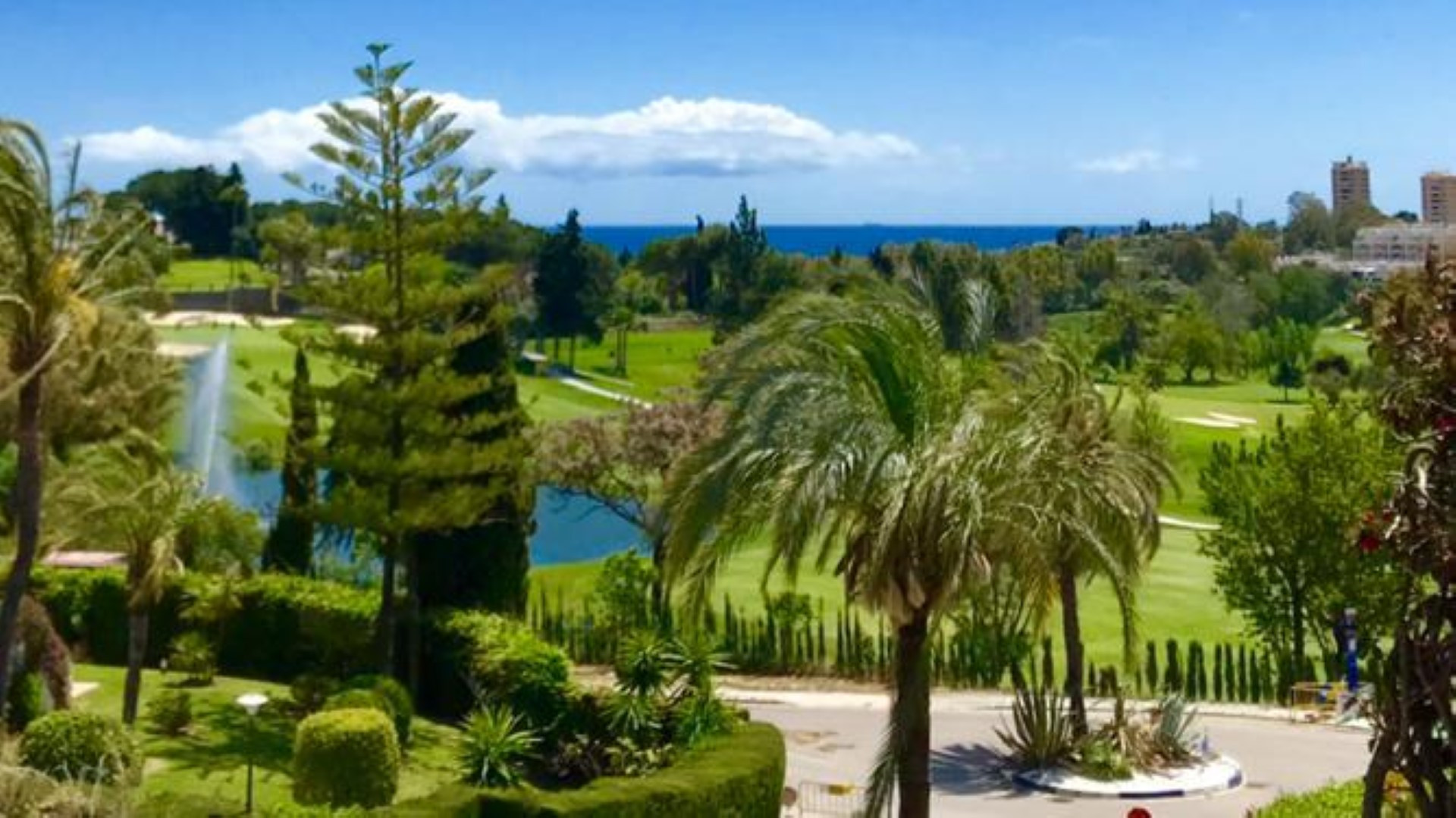 Elegante adosado de 4 dormitorios con espectaculares vistas al golf en Aloha, Nueva Andalucía