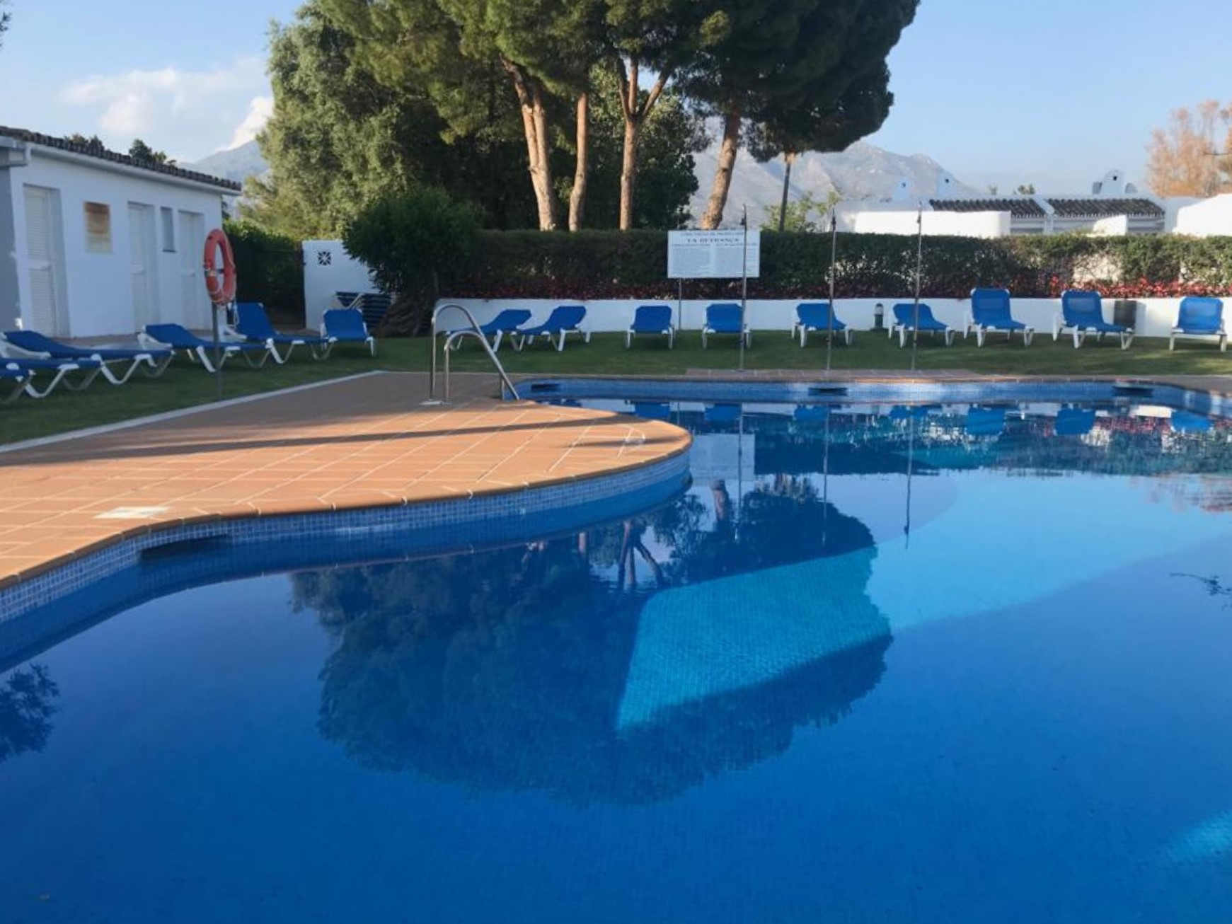 Elegante adosado de 4 dormitorios con espectaculares vistas al golf en Aloha, Nueva Andalucía