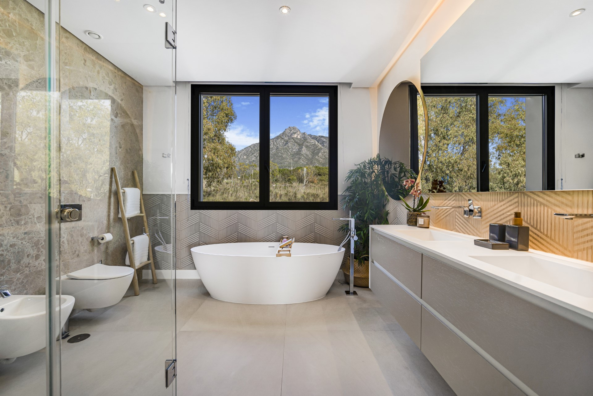 Exquisite villa in Villas del Marqués, Marbella Golden Mile