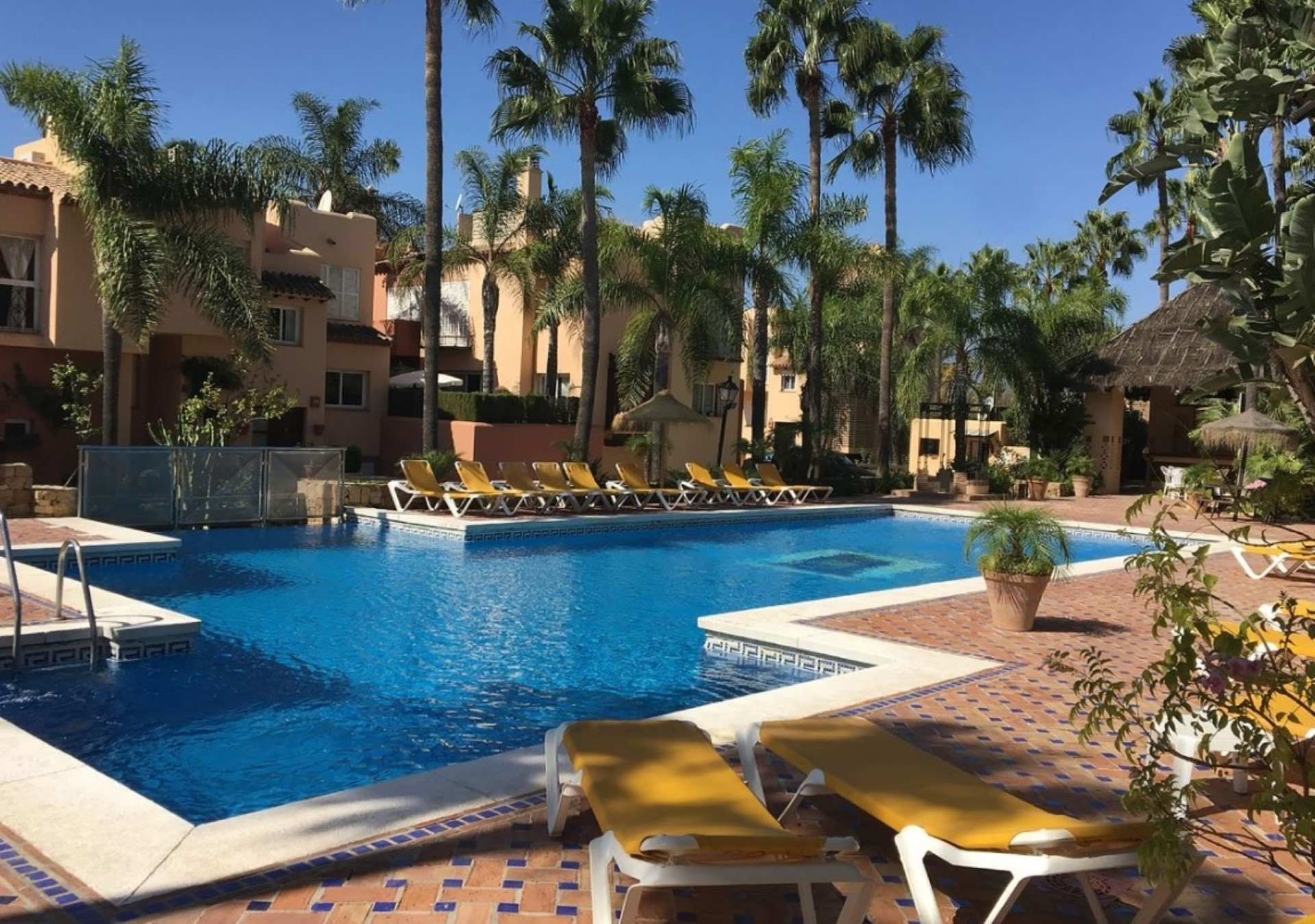 Amplia casa de 4 dormitorios en Condes de Iza, Nueva Andalucia