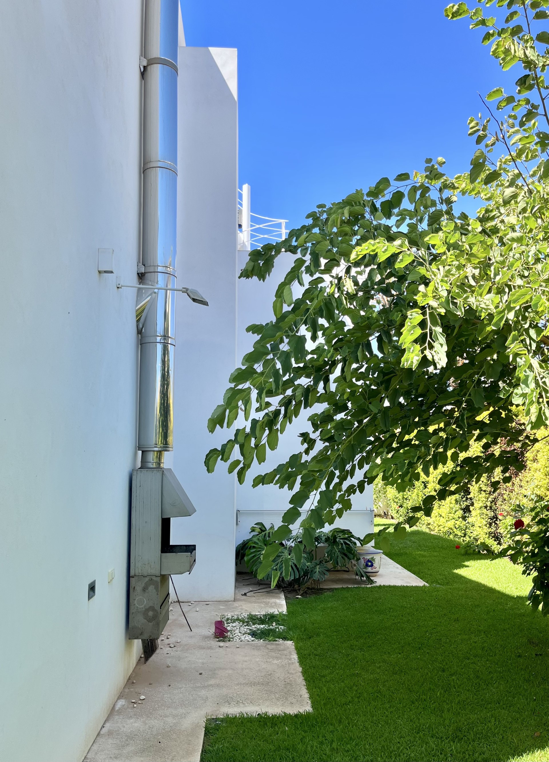 Villa contemporánea de 5 dormitorios en Marbesa, Marbella Este