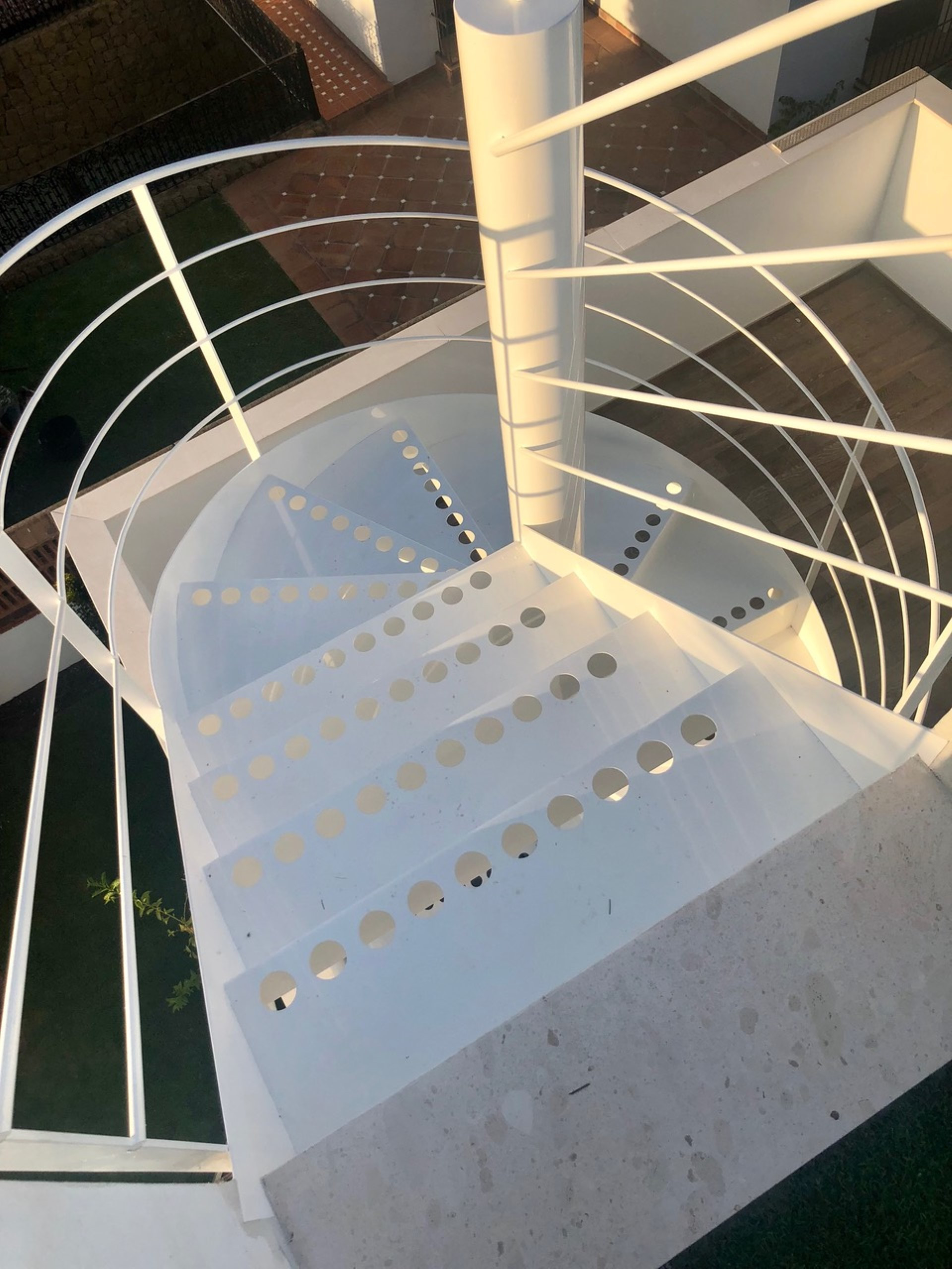 Villa contemporánea de 5 dormitorios en Marbesa, Marbella Este