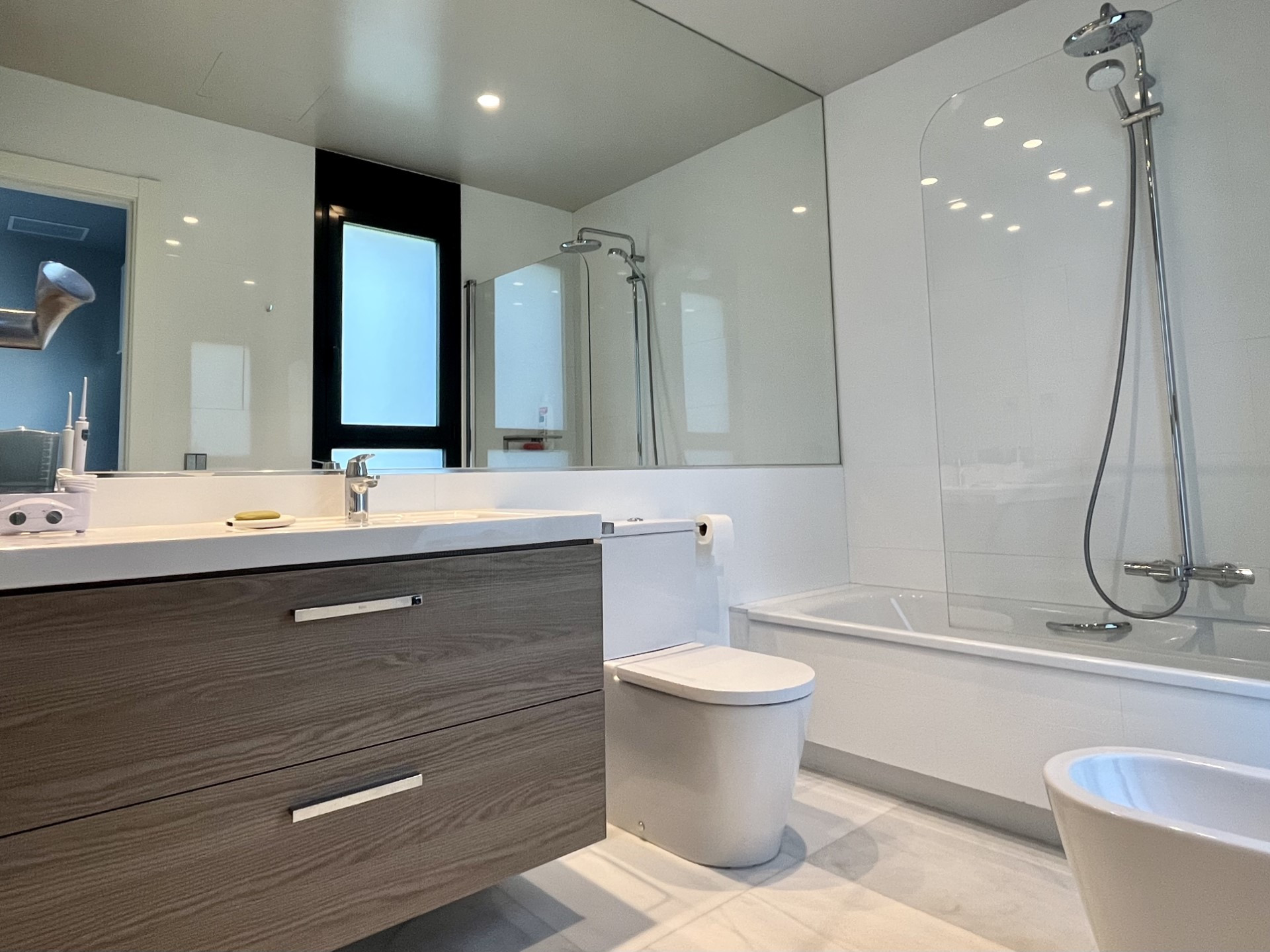 Villa contemporánea de 5 dormitorios en Marbesa, Marbella Este