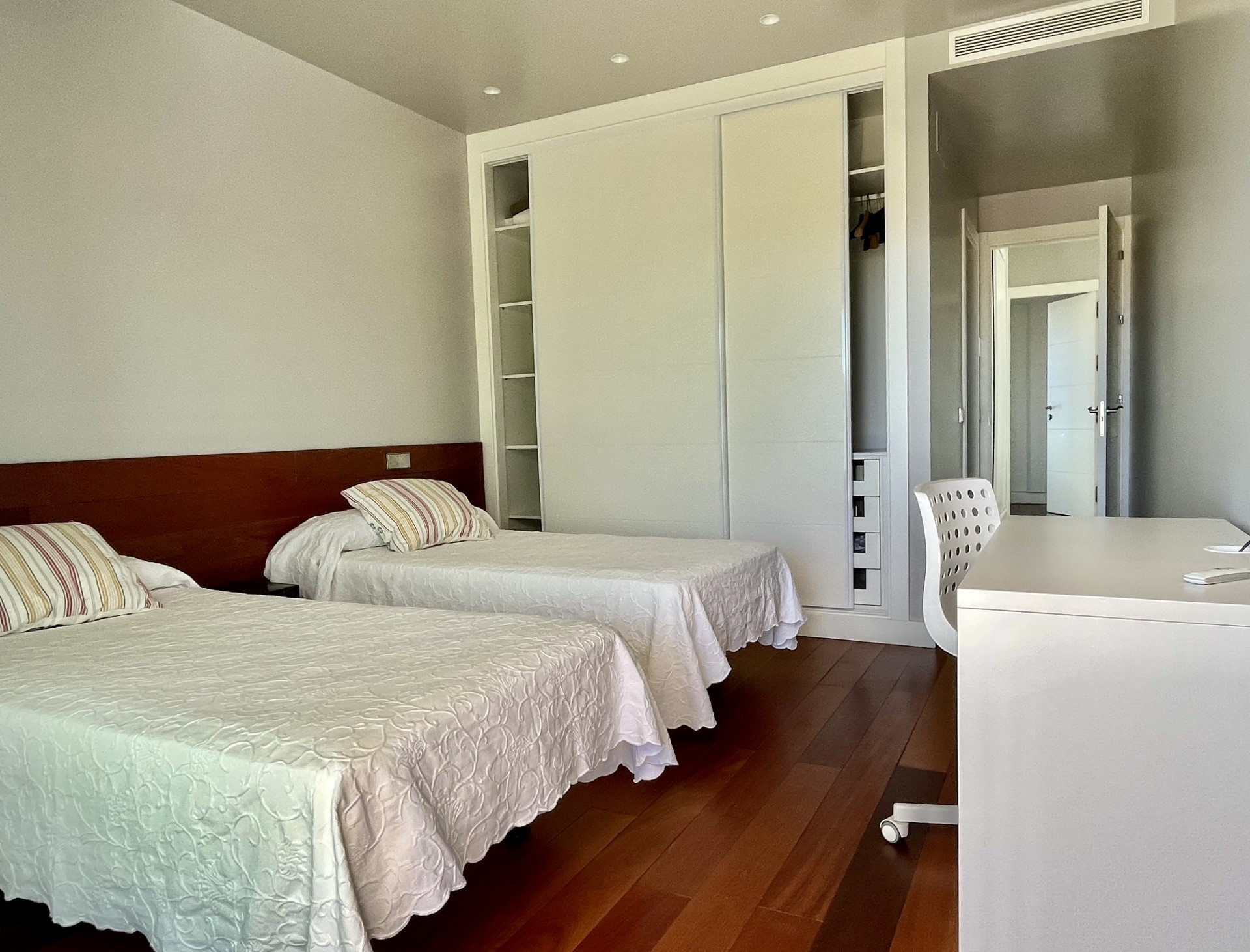 Villa contemporánea de 5 dormitorios en Marbesa, Marbella Este