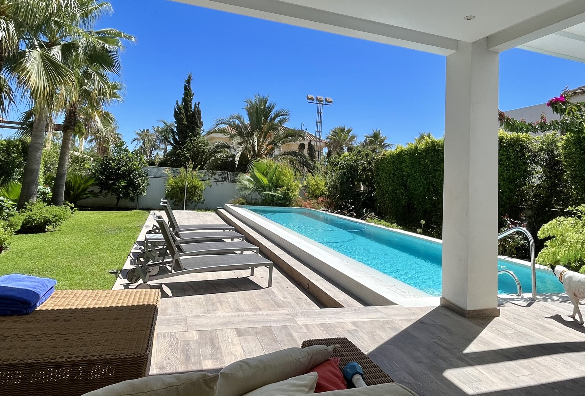 Villa contemporánea de 5 dormitorios en Marbesa, Marbella Este