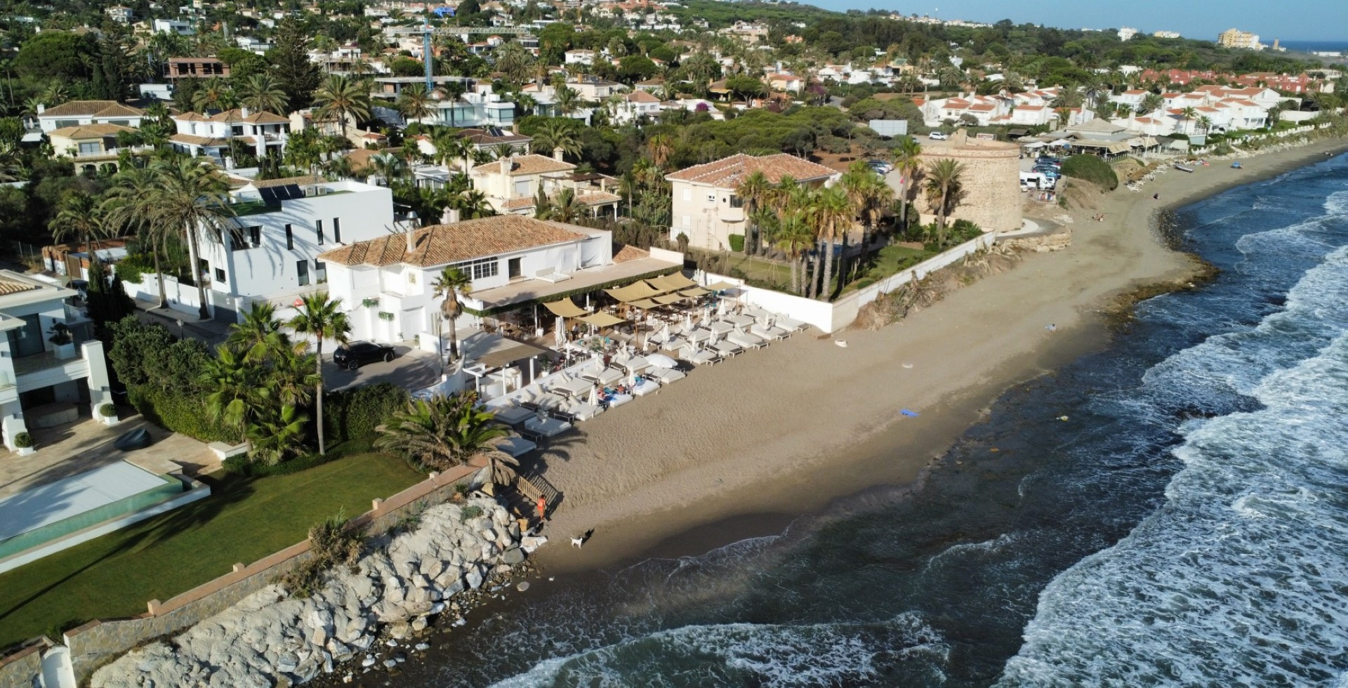 Villa contemporánea de 5 dormitorios en Marbesa, Marbella Este