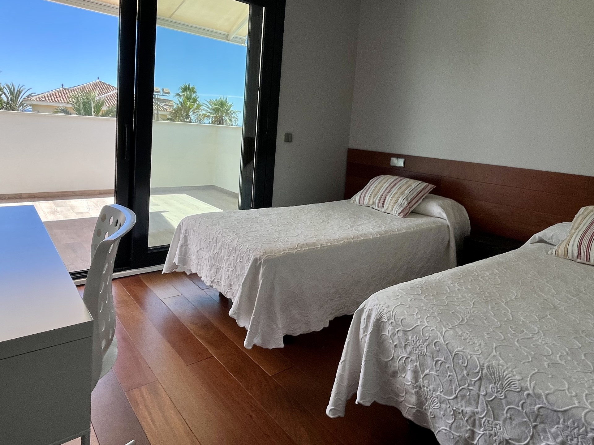 Villa contemporánea de 5 dormitorios en Marbesa, Marbella Este