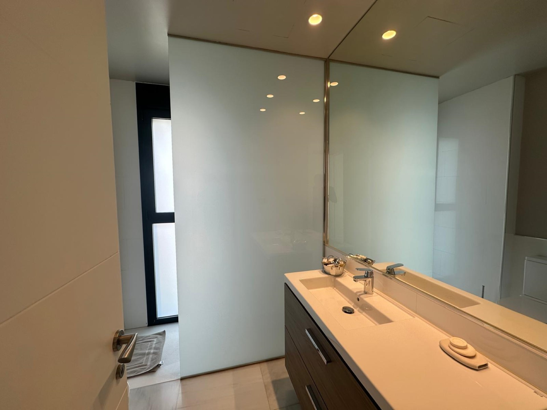 Villa contemporánea de 5 dormitorios en Marbesa, Marbella Este