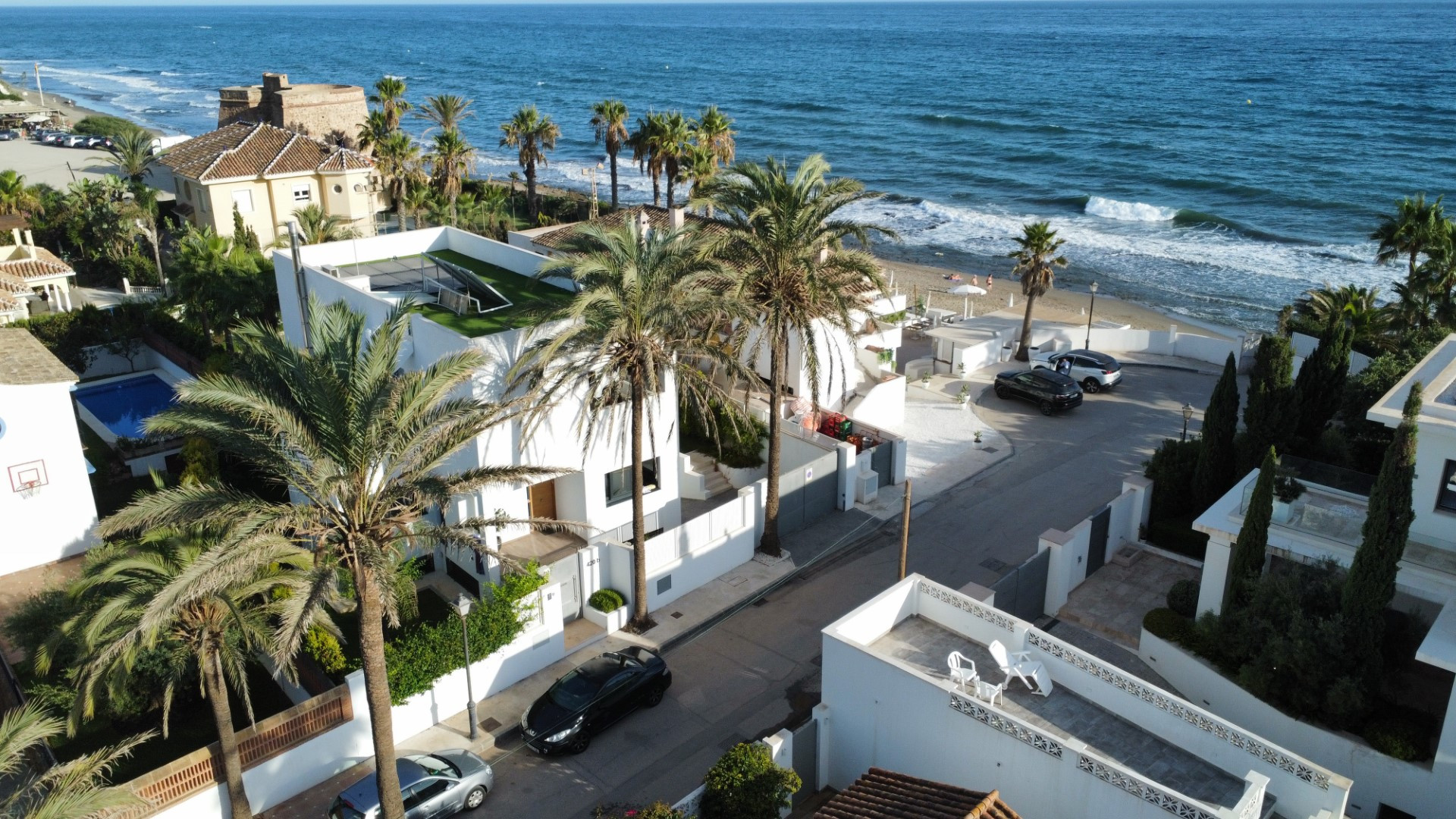 Villa contemporánea de 5 dormitorios en Marbesa, Marbella Este