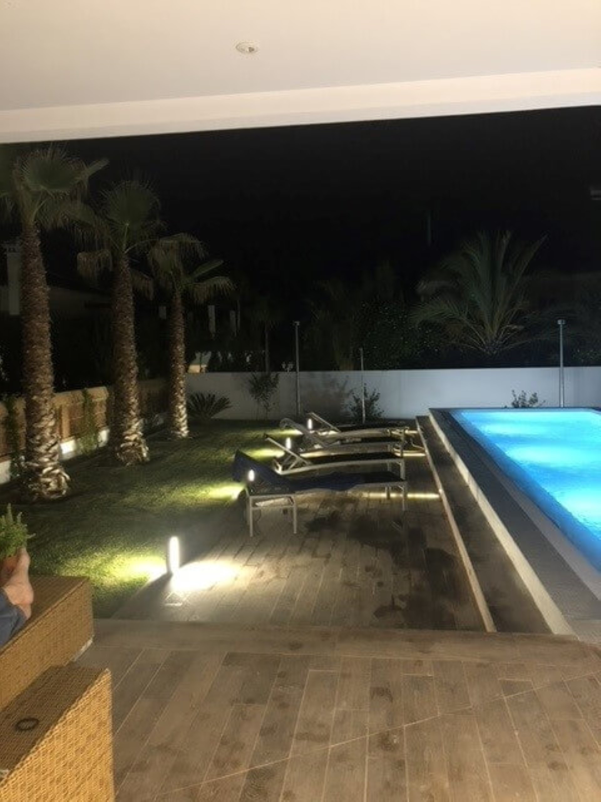 Villa contemporánea de 5 dormitorios en Marbesa, Marbella Este