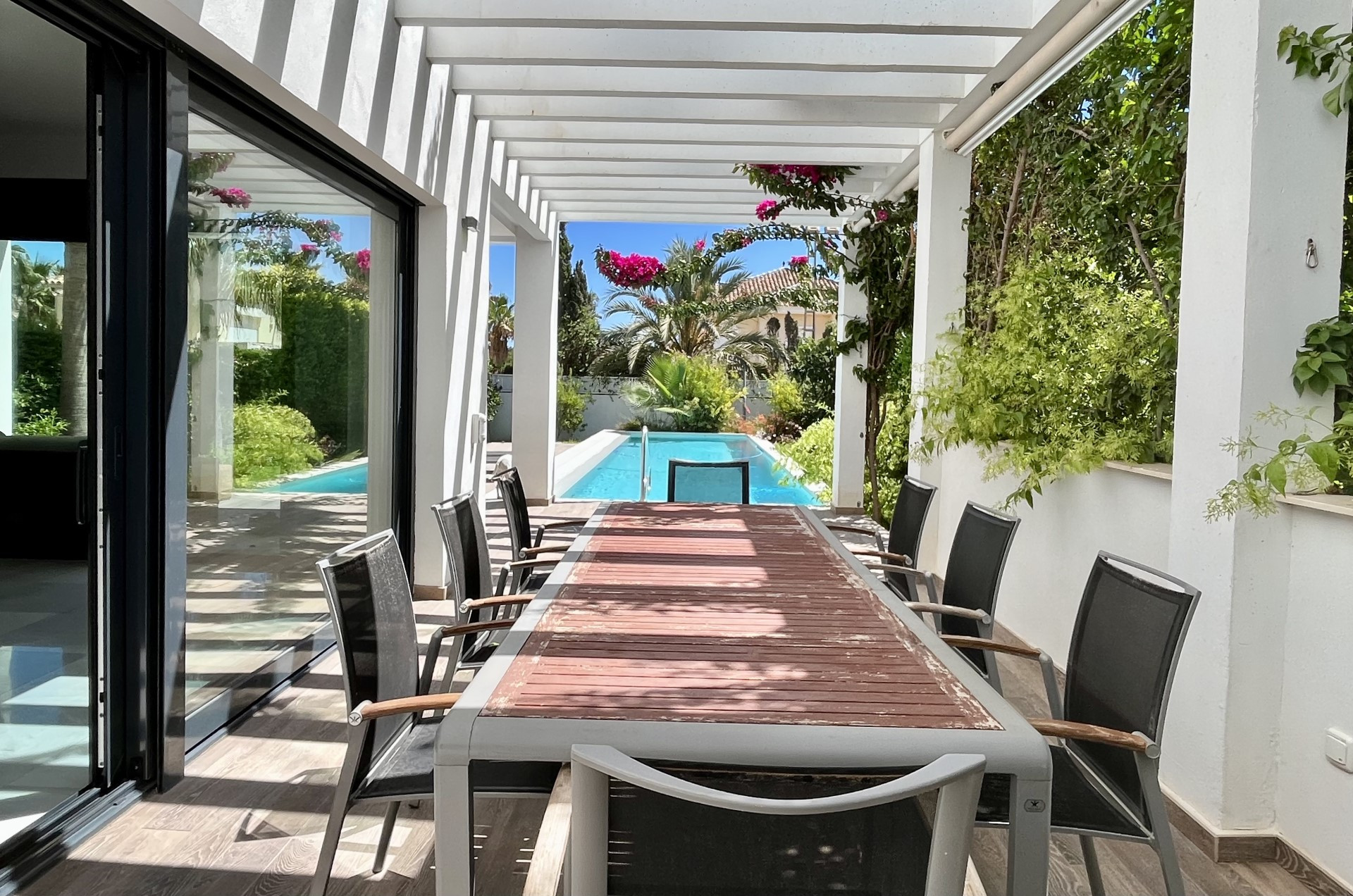 Villa contemporánea de 5 dormitorios en Marbesa, Marbella Este