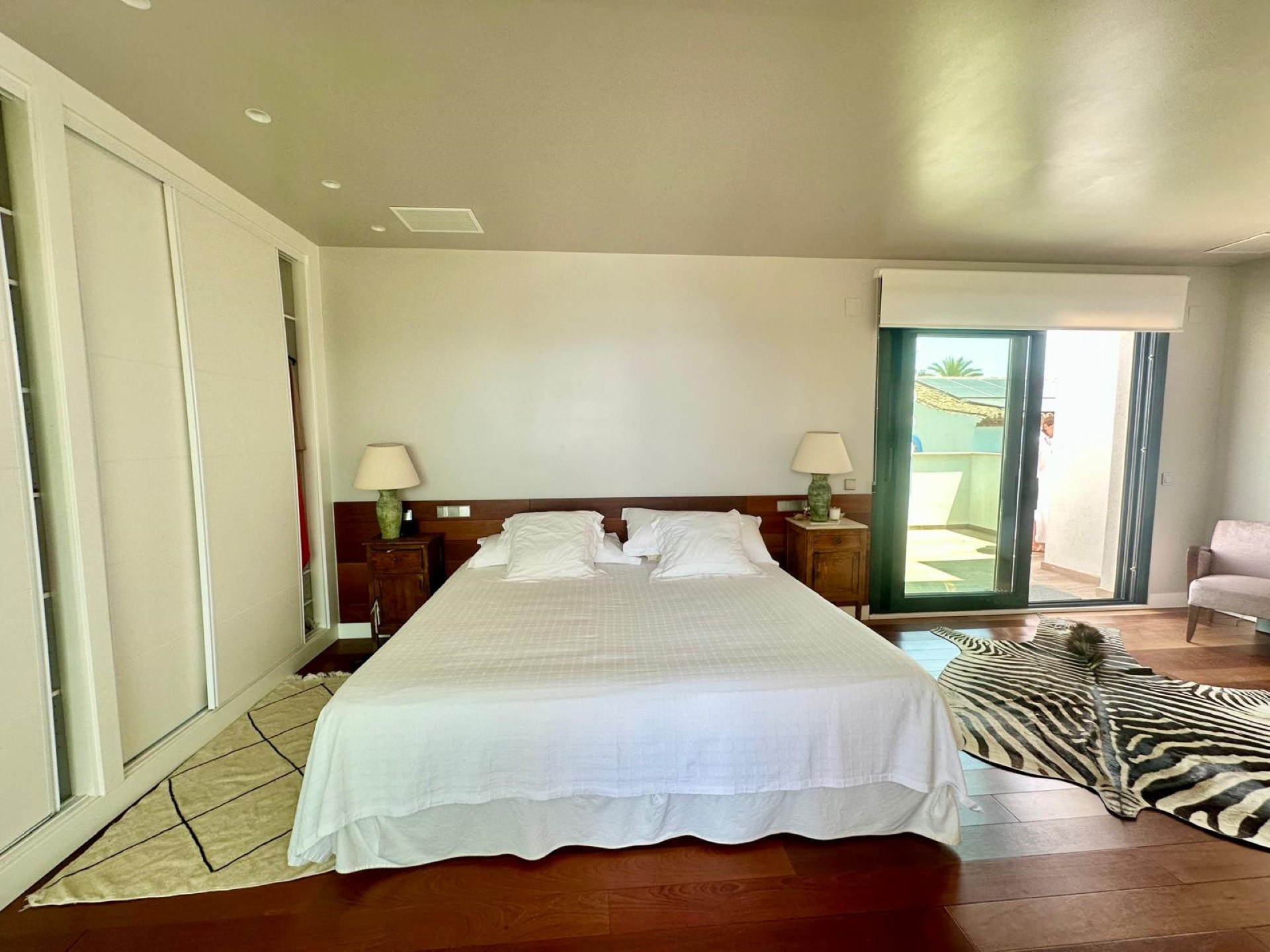 Villa contemporánea de 5 dormitorios en Marbesa, Marbella Este