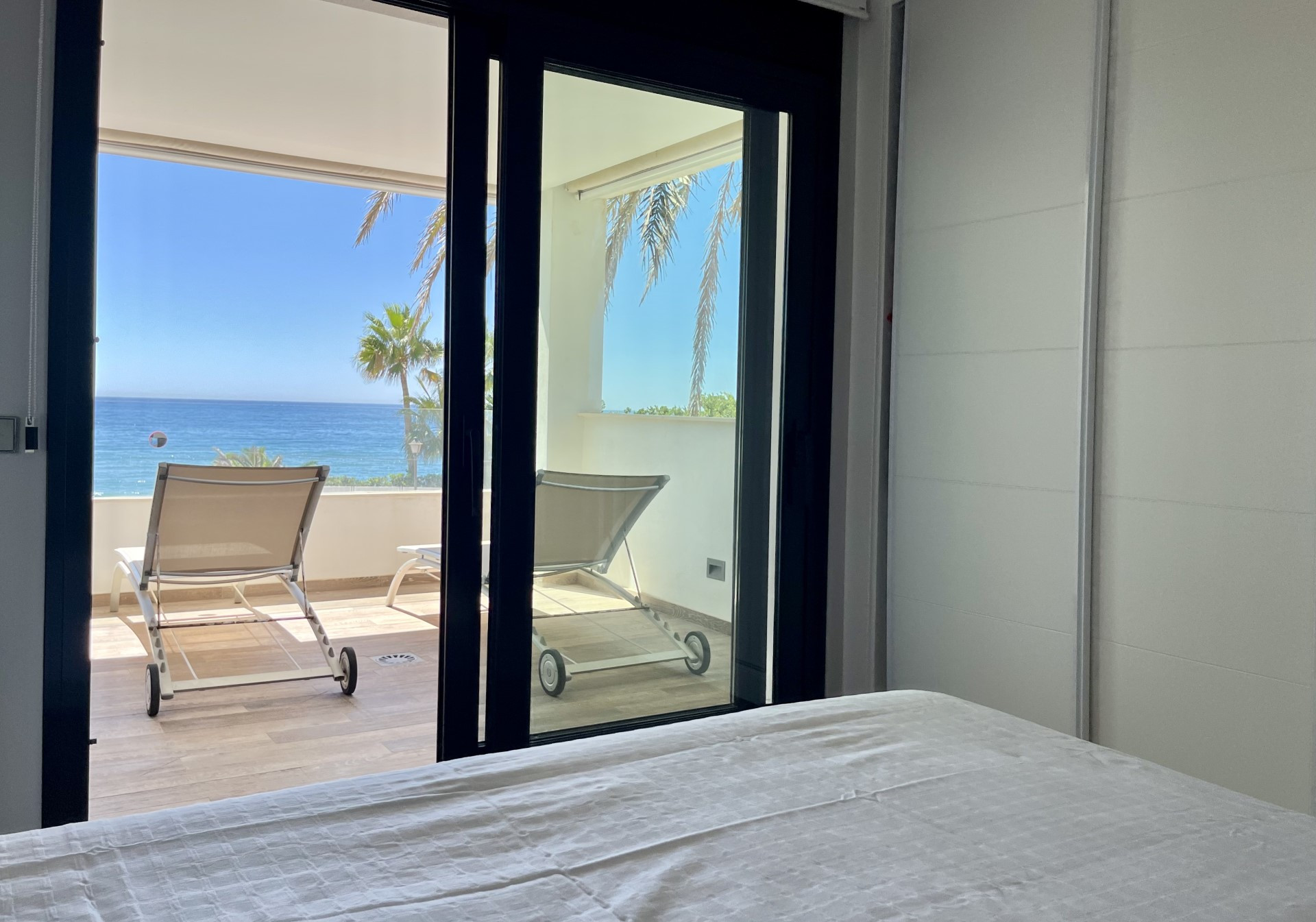 Villa contemporánea de 5 dormitorios en Marbesa, Marbella Este
