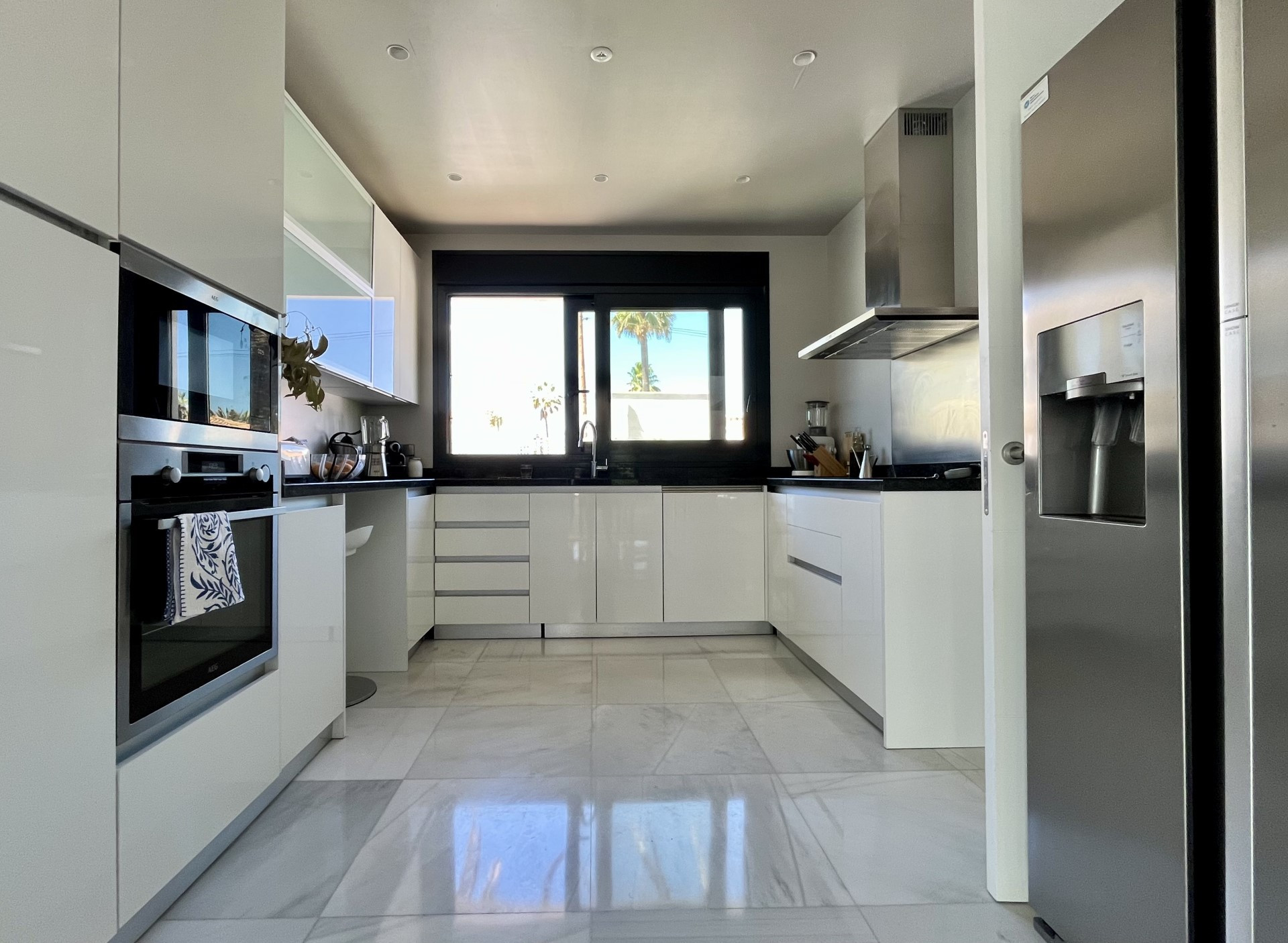 Villa contemporánea de 5 dormitorios en Marbesa, Marbella Este