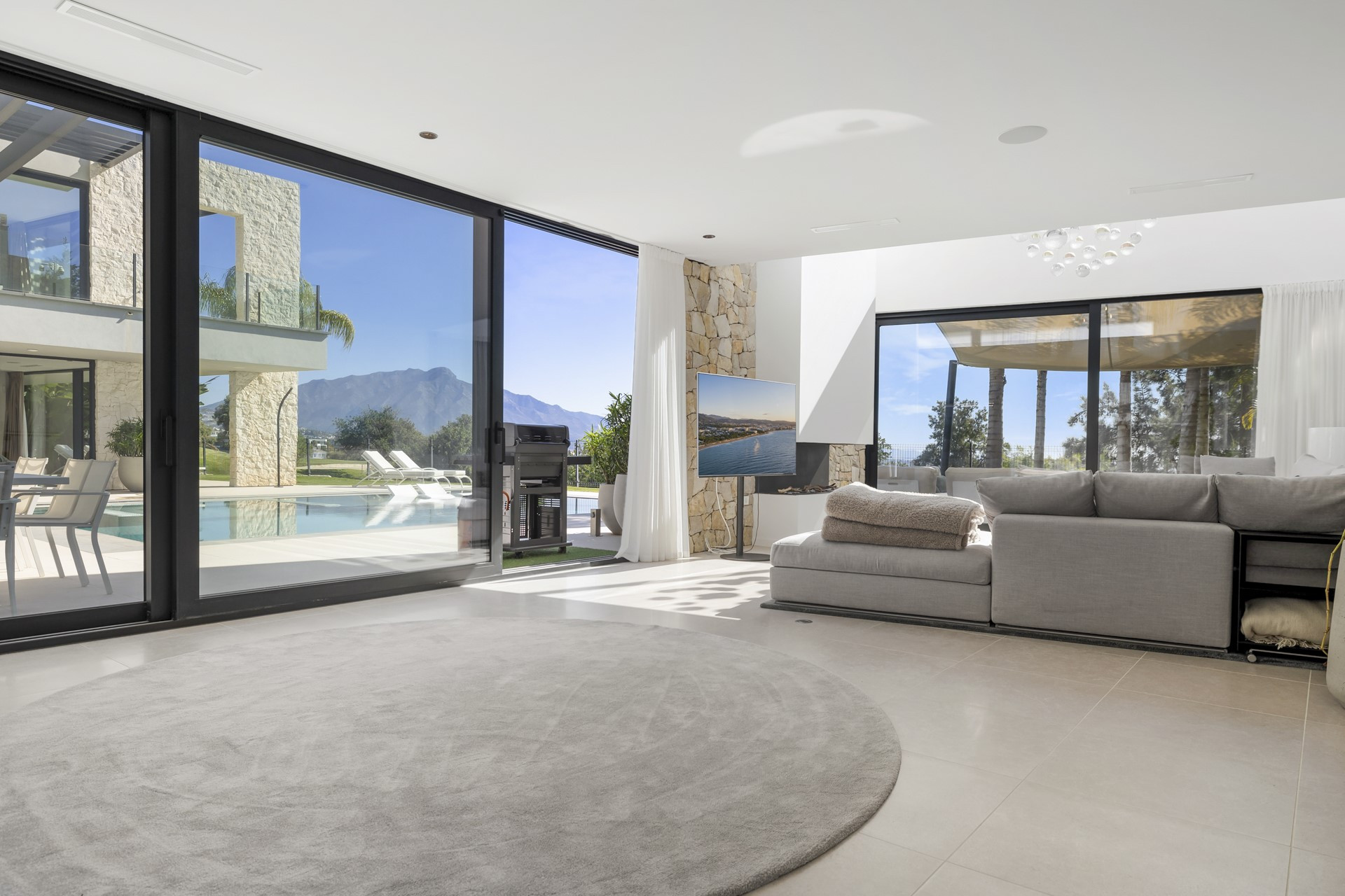 Contemporary villa in La Alquería, Benahavís