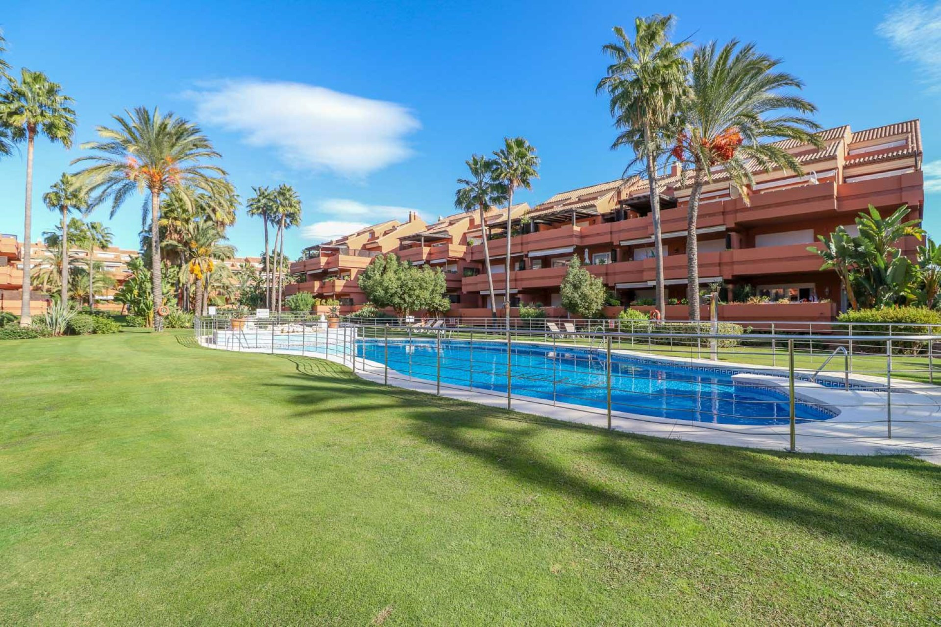 Elegant beachside apartment in El Embrujo Playa, Nueva Andalucia