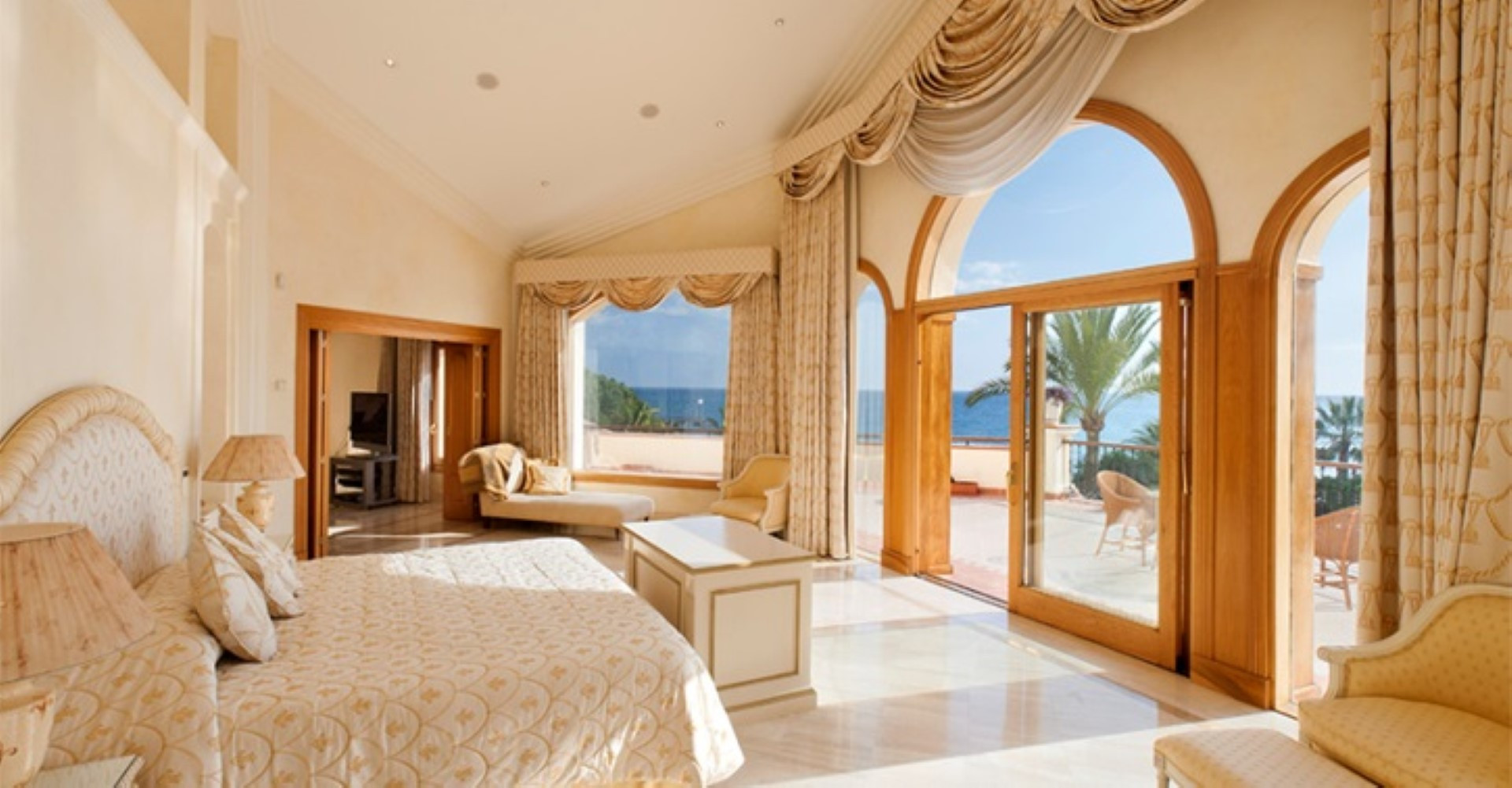 Magnificent frontline beach luxury villa within the exclusive Marbella Club
