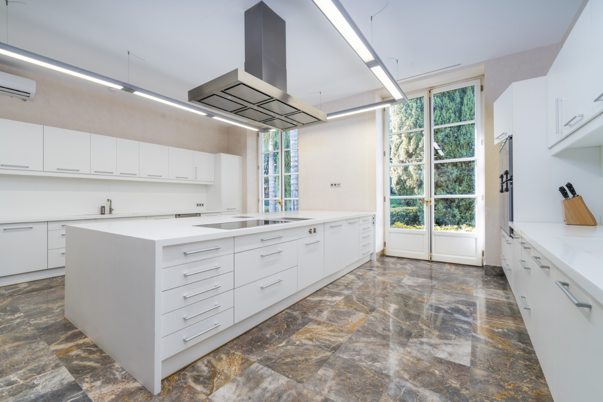 Oppulento villa de 8 dormitorios en Rocio de Nagüeles, Marbella Milla de Oro