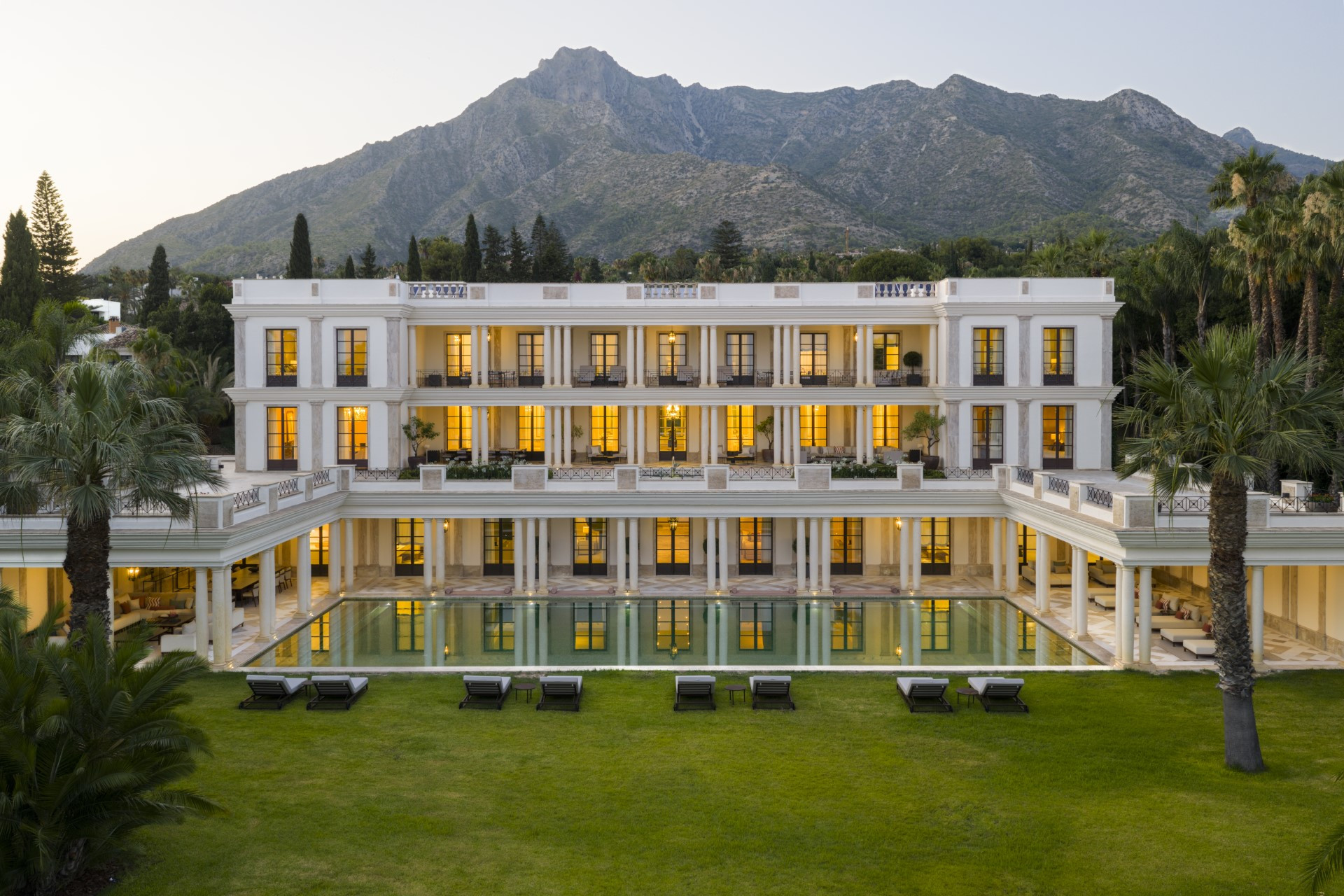 Oppulento villa de 8 dormitorios en Rocio de Nagüeles, Marbella Milla de Oro