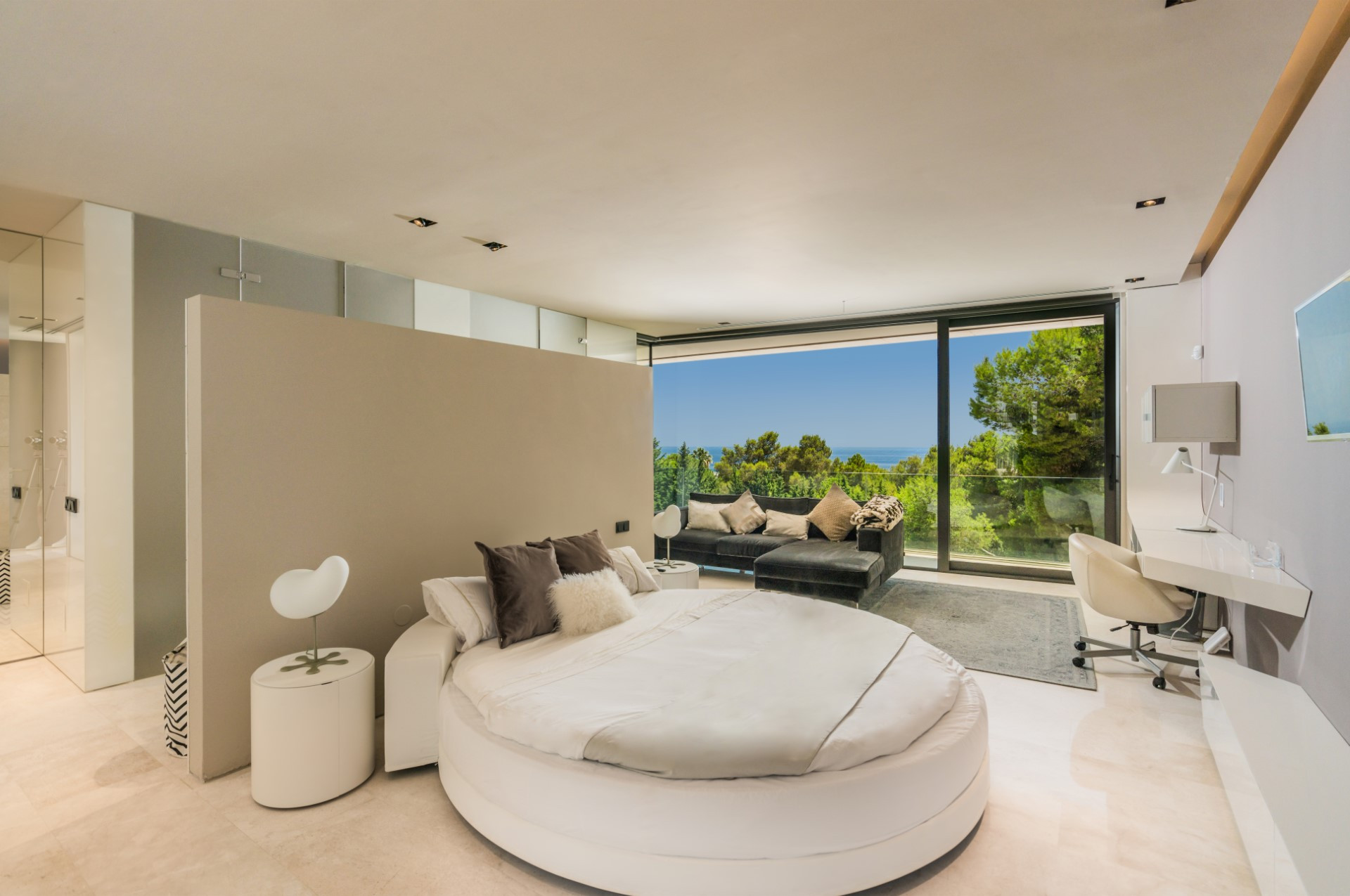 Breathtaking cutting edge design, modern villa in Cascada de Camojan