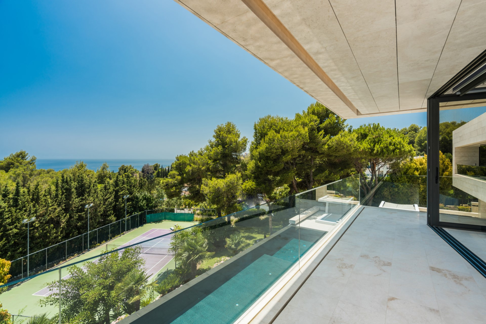 Breathtaking cutting edge design, modern villa in Cascada de Camojan