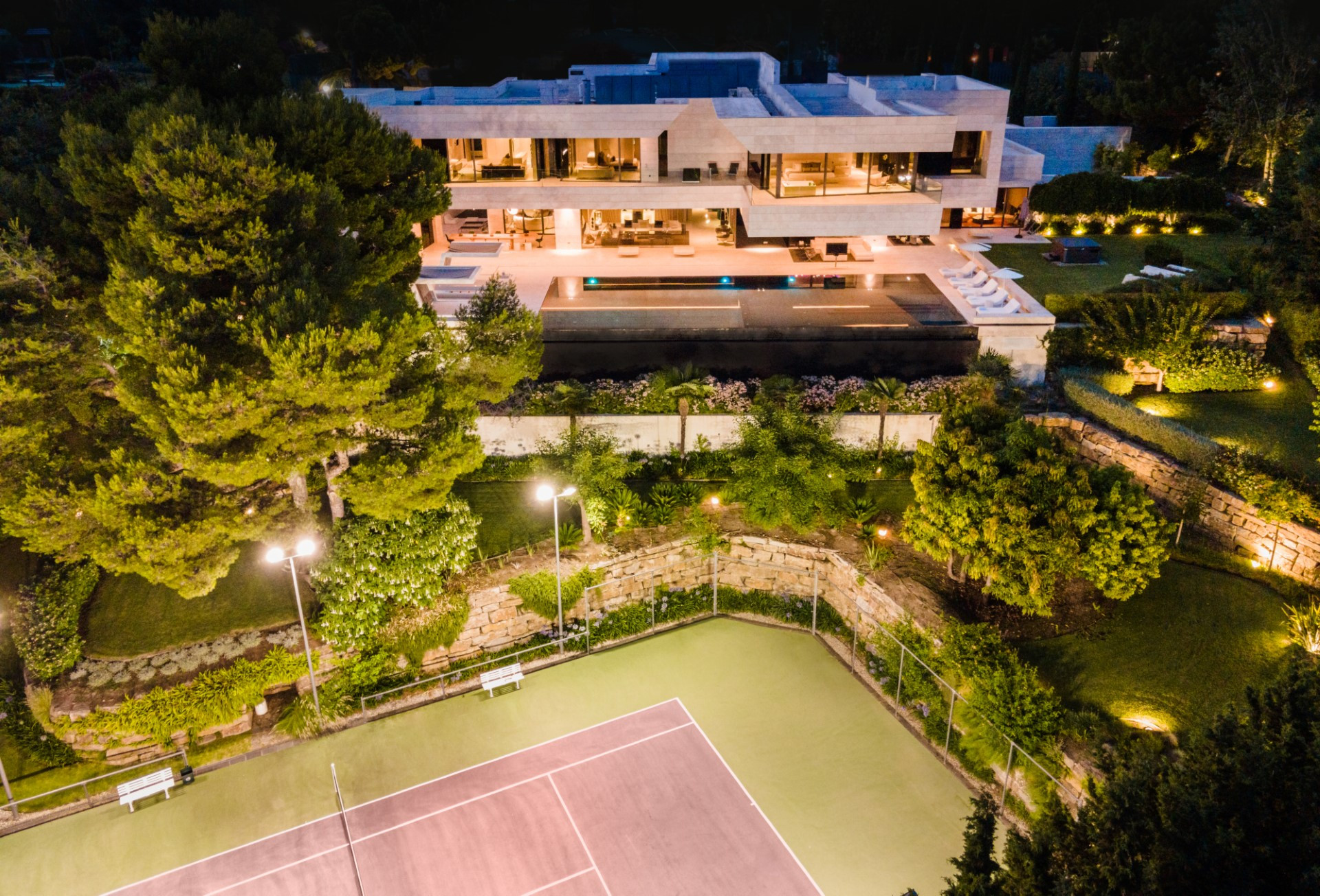 Breathtaking cutting edge design, modern villa in Cascada de Camojan